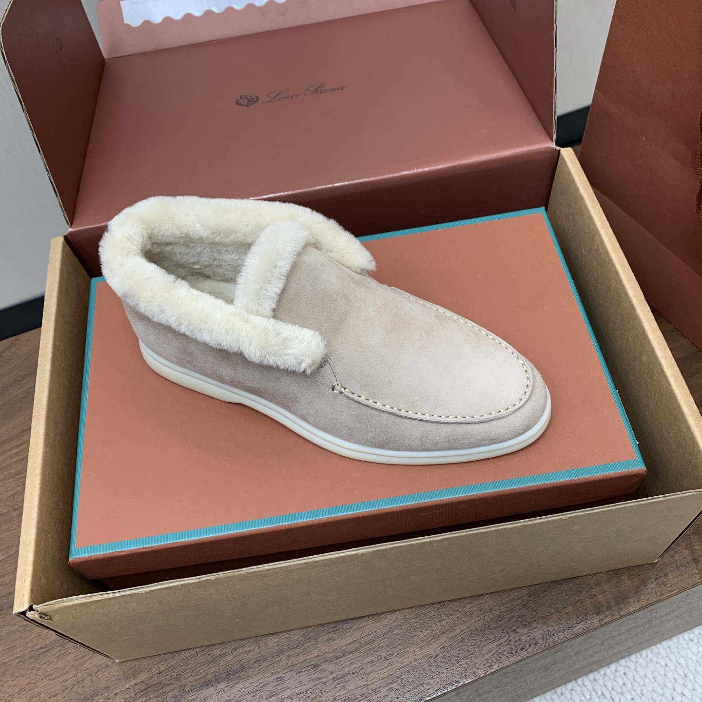【Loro Piana】情侣款顶级版本高帮毛里乐福鞋,原版一比一。品牌低调奢华柔软一贯纯色简约的设计风格。皮质柔软舒适度 【Loro Piana】情侣款顶级版本高帮毛里乐福鞋,原版一比一。品牌低调奢华柔软一贯纯色简约的设计风格。皮质柔软舒适度