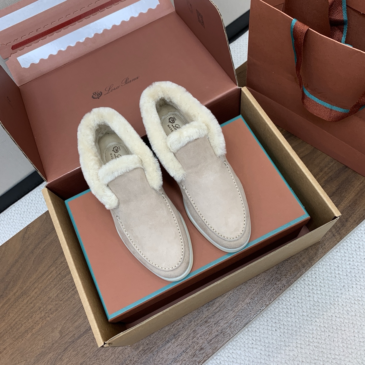 【Loro Piana】情侣款顶级版本高帮毛里乐福鞋,原版一比一。品牌低调奢华柔软一贯纯色简约的设计风格。皮质柔软舒适度 【Loro Piana】情侣款顶级版本高帮毛里乐福鞋,原版一比一。品牌低调奢华柔软一贯纯色简约的设计风格。皮质柔软舒适度