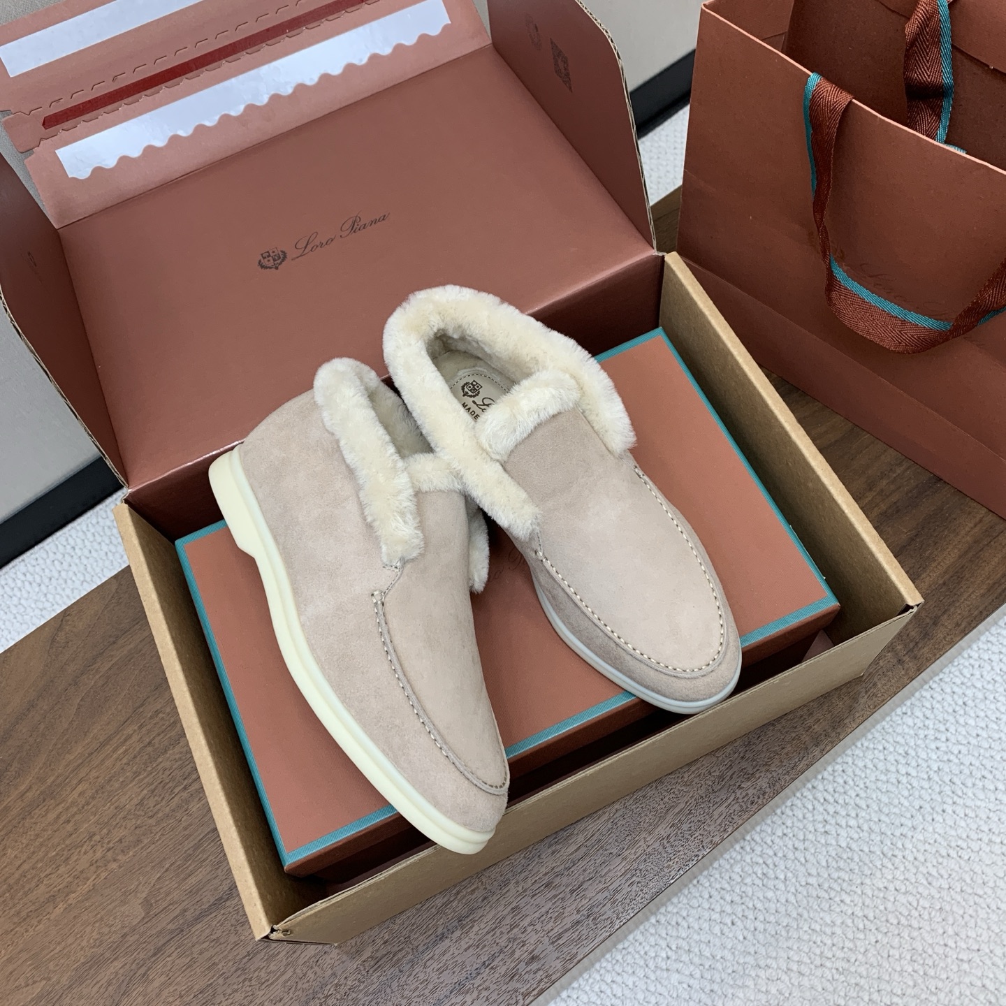 【Loro Piana】情侣款顶级版本高帮毛里乐福鞋,原版一比一。品牌低调奢华柔软一贯纯色简约的设计风格。皮质柔软舒适度 【Loro Piana】情侣款顶级版本高帮毛里乐福鞋,原版一比一。品牌低调奢华柔软一贯纯色简约的设计风格。皮质柔软舒适度