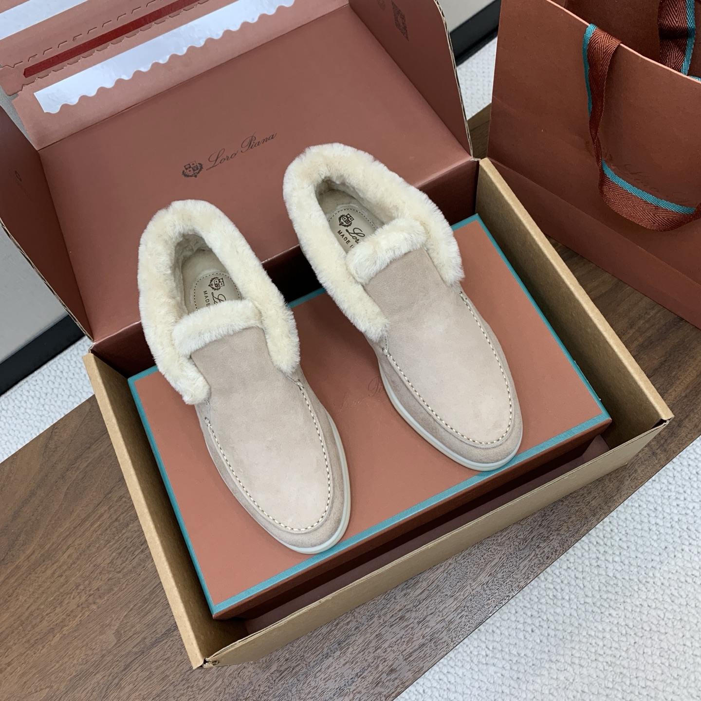 【Loro Piana】情侣款顶级版本高帮毛里乐福鞋,原版一比一。品牌低调奢华柔软一贯纯色简约的设计风格。皮质柔软舒适度 【Loro Piana】情侣款顶级版本高帮毛里乐福鞋,原版一比一。品牌低调奢华柔软一贯纯色简约的设计风格。皮质柔软舒适度