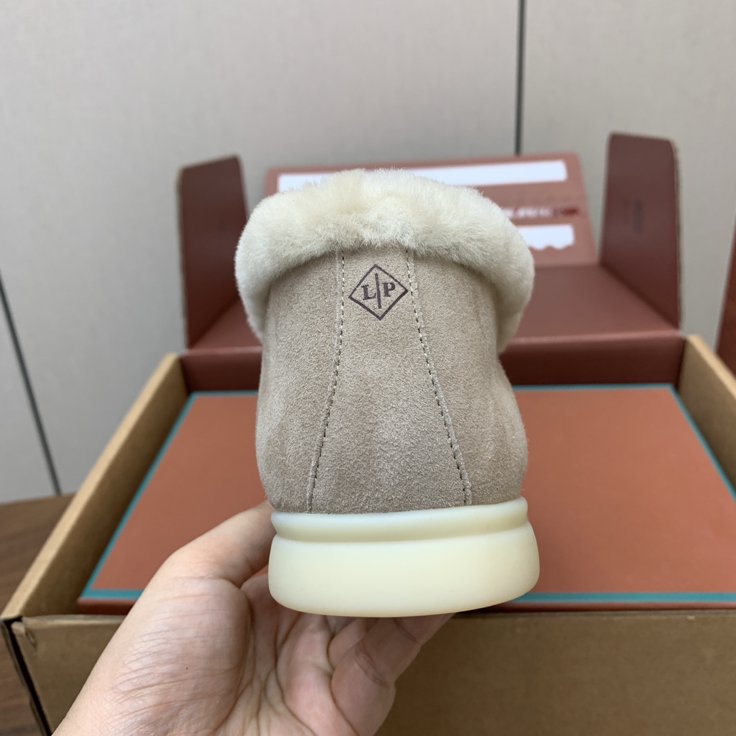 【Loro Piana】情侣款顶级版本高帮毛里乐福鞋,原版一比一。品牌低调奢华柔软一贯纯色简约的设计风格。皮质柔软舒适度 【Loro Piana】情侣款顶级版本高帮毛里乐福鞋,原版一比一。品牌低调奢华柔软一贯纯色简约的设计风格。皮质柔软舒适度