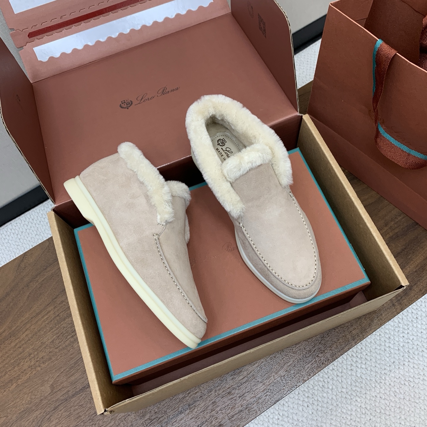 【Loro Piana】情侣款顶级版本高帮毛里乐福鞋,原版一比一。品牌低调奢华柔软一贯纯色简约的设计风格。皮质柔软舒适度 【Loro Piana】情侣款顶级版本高帮毛里乐福鞋,原版一比一。品牌低调奢华柔软一贯纯色简约的设计风格。皮质柔软舒适度