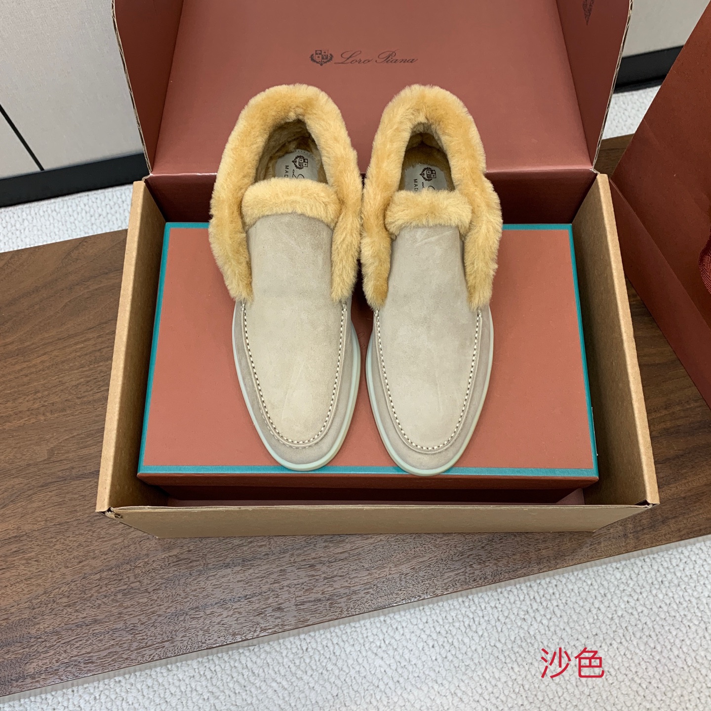 【Loro Piana】情侣款顶级版本高帮毛里乐福鞋,原版一比一。品牌低调奢华柔软一贯纯色简约的设计风格。皮质柔软舒适度 【Loro Piana】情侣款顶级版本高帮毛里乐福鞋,原版一比一。品牌低调奢华柔软一贯纯色简约的设计风格。皮质柔软舒适度