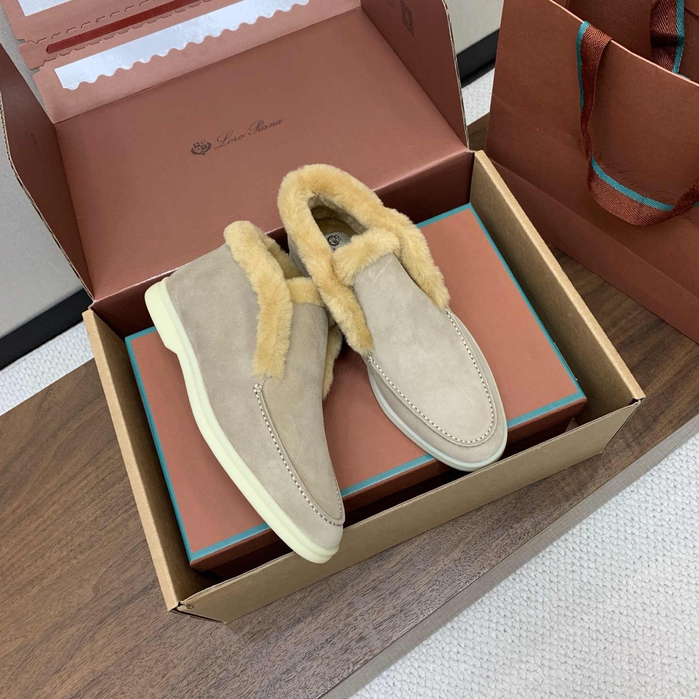 【Loro Piana】情侣款顶级版本高帮毛里乐福鞋，原版一比一。品牌低调奢华柔软一贯纯色简约的设计风格。皮质柔软舒适度