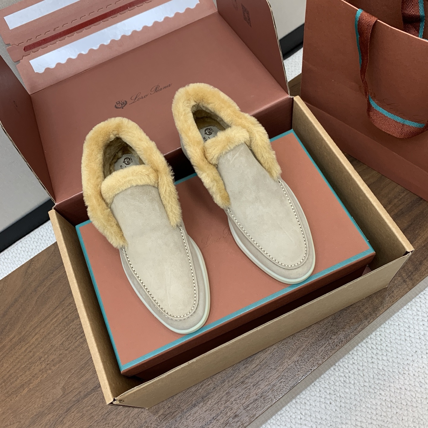 【Loro Piana】情侣款顶级版本高帮毛里乐福鞋，原版一比一。品牌低调奢华柔软一贯纯色简约的设计风格。皮质柔软舒适度