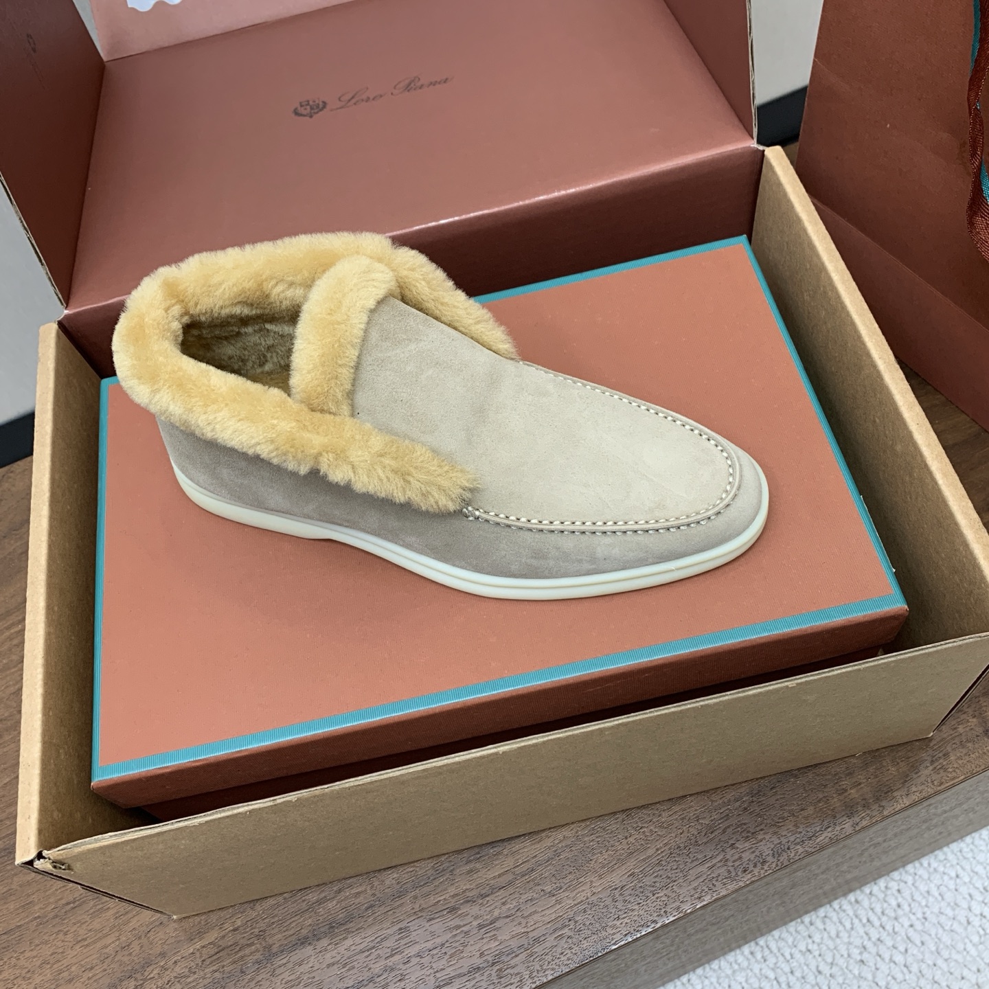 【Loro Piana】情侣款顶级版本高帮毛里乐福鞋，原版一比一。品牌低调奢华柔软一贯纯色简约的设计风格。皮质柔软舒适度