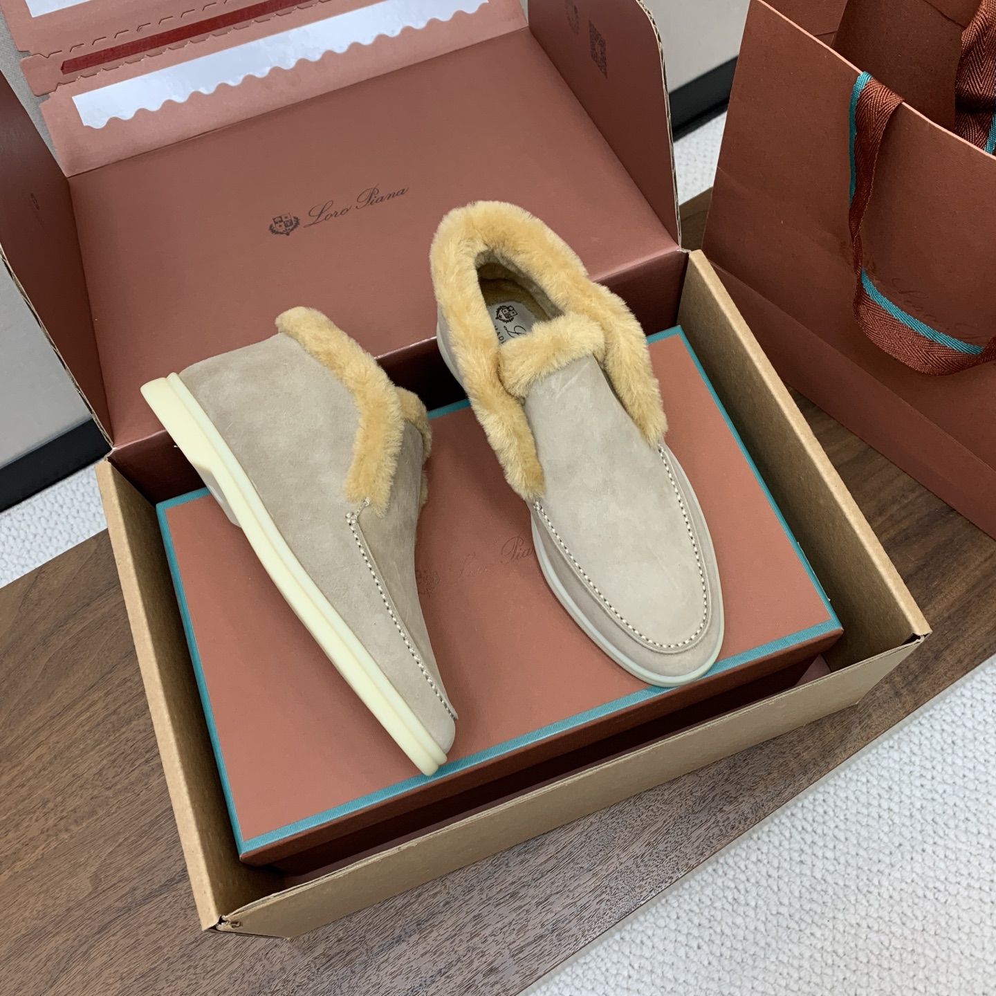 【Loro Piana】情侣款顶级版本高帮毛里乐福鞋，原版一比一。品牌低调奢华柔软一贯纯色简约的设计风格。皮质柔软舒适度