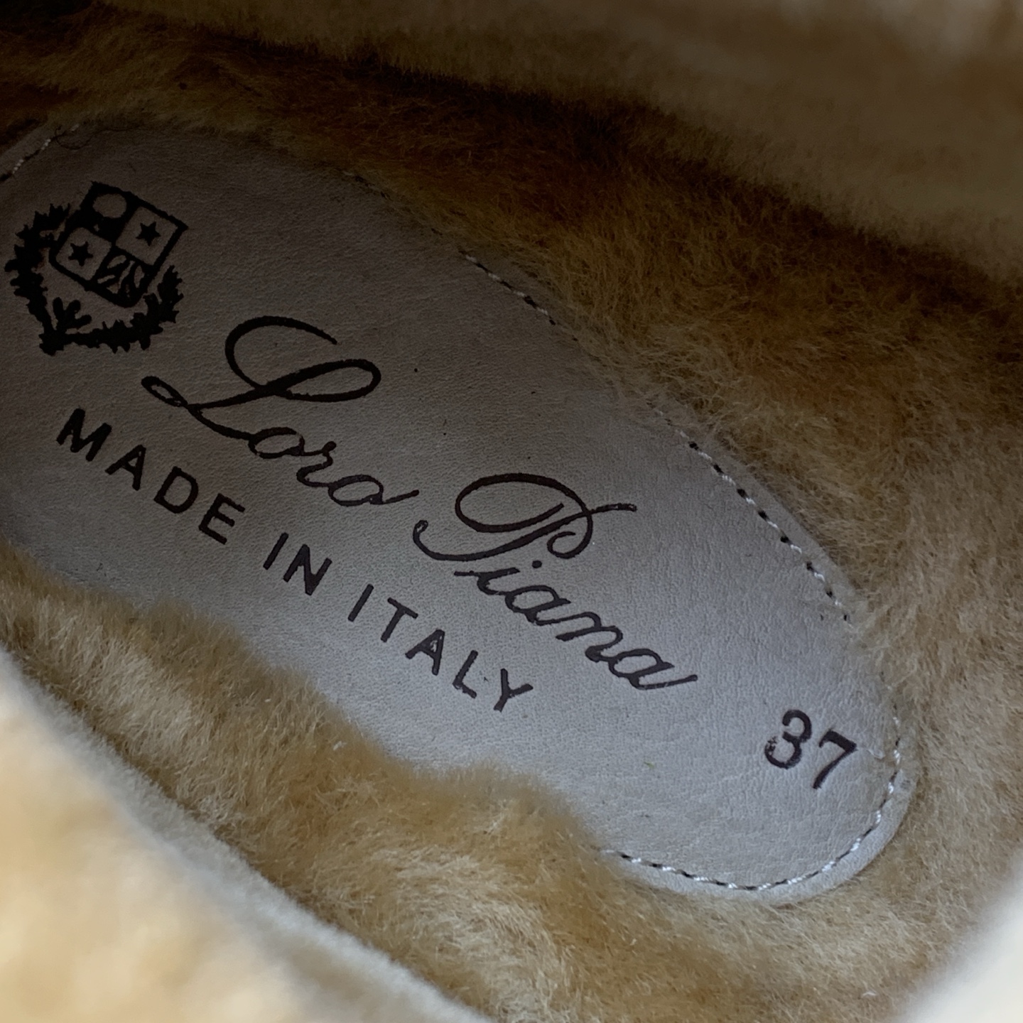 【Loro Piana】情侣款顶级版本高帮毛里乐福鞋，原版一比一。品牌低调奢华柔软一贯纯色简约的设计风格。皮质柔软舒适度