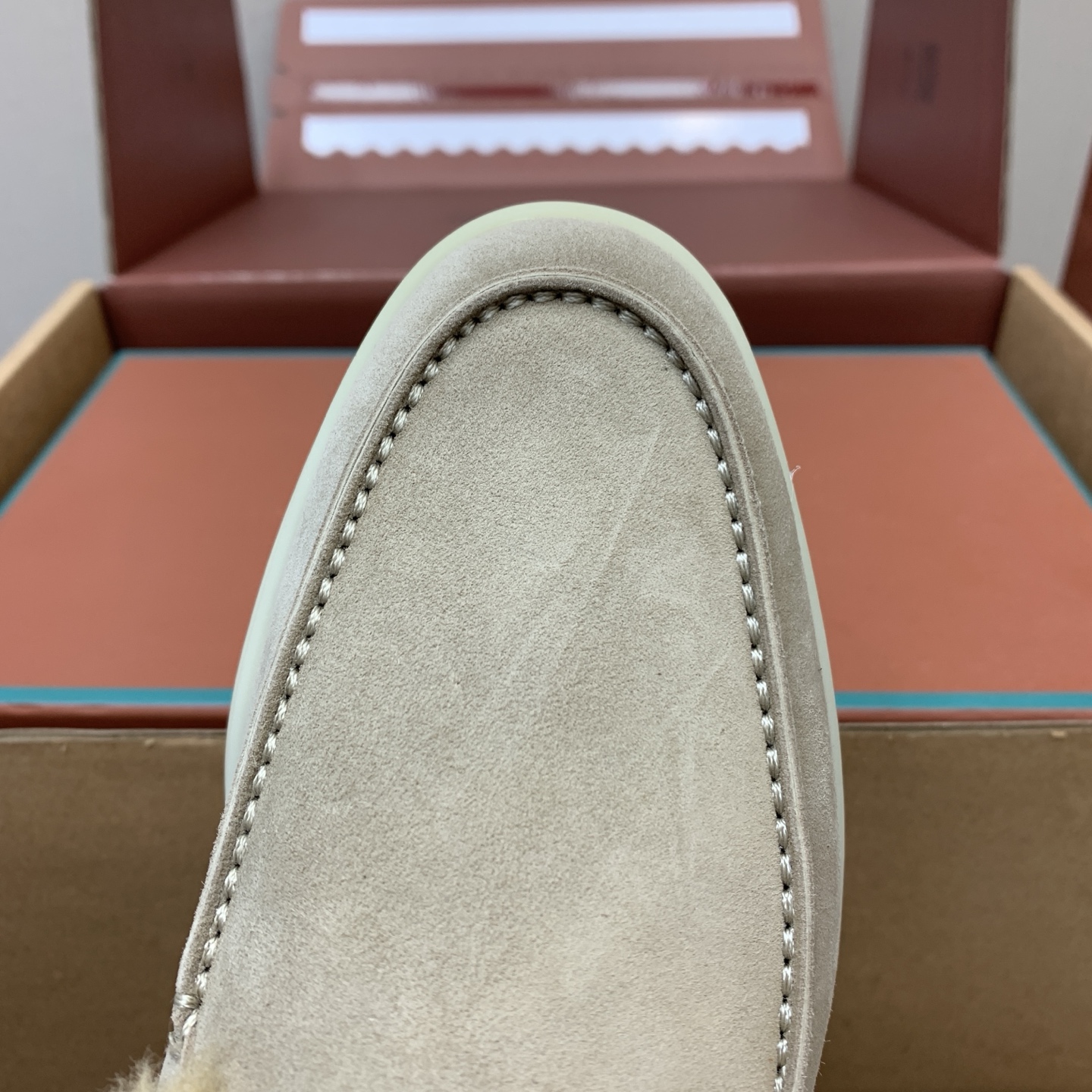【Loro Piana】情侣款顶级版本高帮毛里乐福鞋，原版一比一。品牌低调奢华柔软一贯纯色简约的设计风格。皮质柔软舒适度