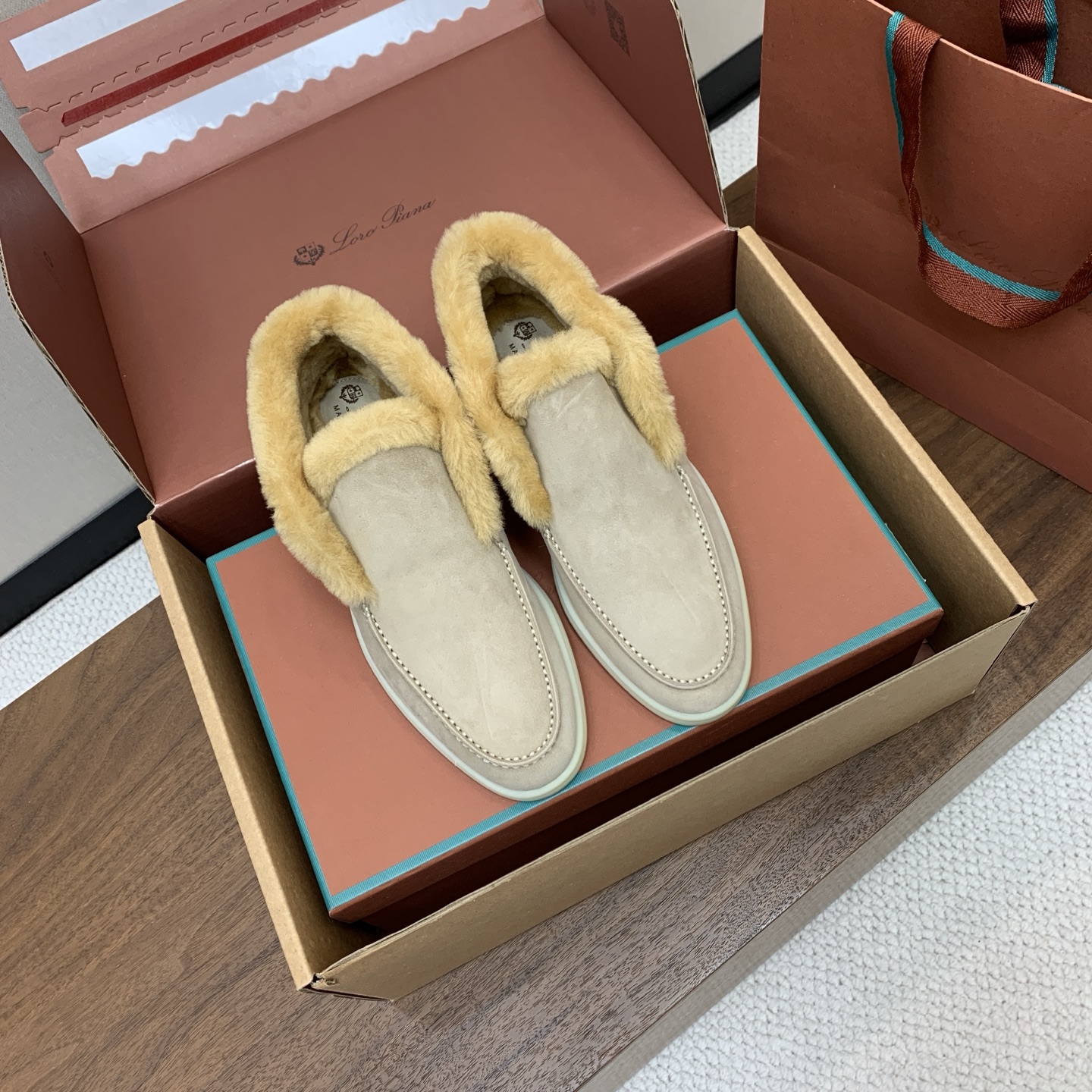 【Loro Piana】情侣款顶级版本高帮毛里乐福鞋，原版一比一。品牌低调奢华柔软一贯纯色简约的设计风格。皮质柔软舒适度