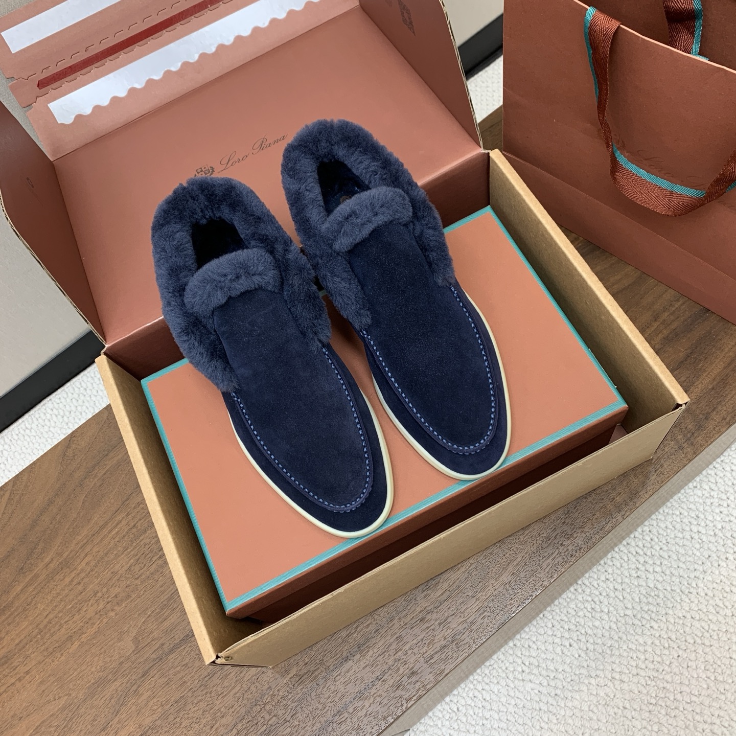 【Loro Piana】情侣款顶级版本高帮毛里乐福鞋,原版一比一。品牌低调奢华柔软一贯纯色简约的设计风格。皮质柔软舒适度 【Loro Piana】情侣款顶级版本高帮毛里乐福鞋,原版一比一。品牌低调奢华柔软一贯纯色简约的设计风格。皮质柔软舒适度