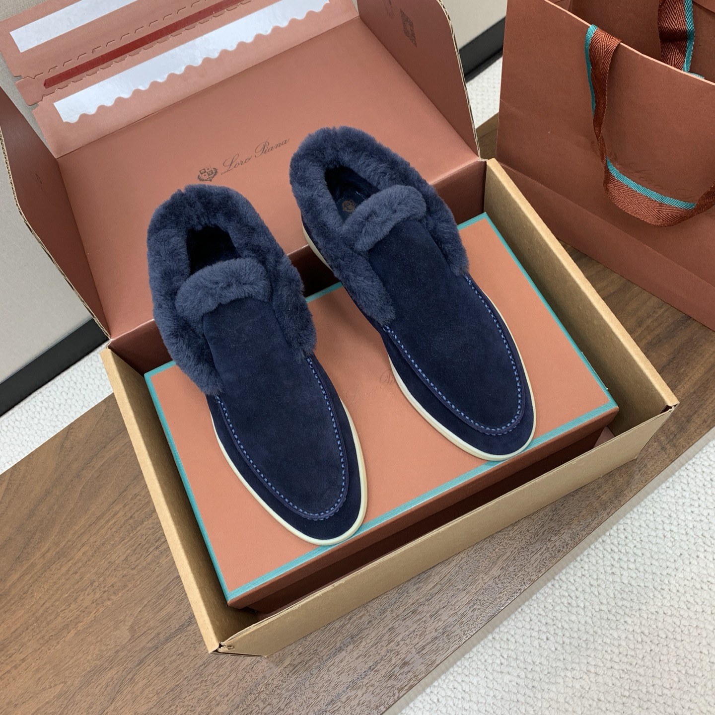 【Loro Piana】情侣款顶级版本高帮毛里乐福鞋,原版一比一。品牌低调奢华柔软一贯纯色简约的设计风格。皮质柔软舒适度 【Loro Piana】情侣款顶级版本高帮毛里乐福鞋,原版一比一。品牌低调奢华柔软一贯纯色简约的设计风格。皮质柔软舒适度