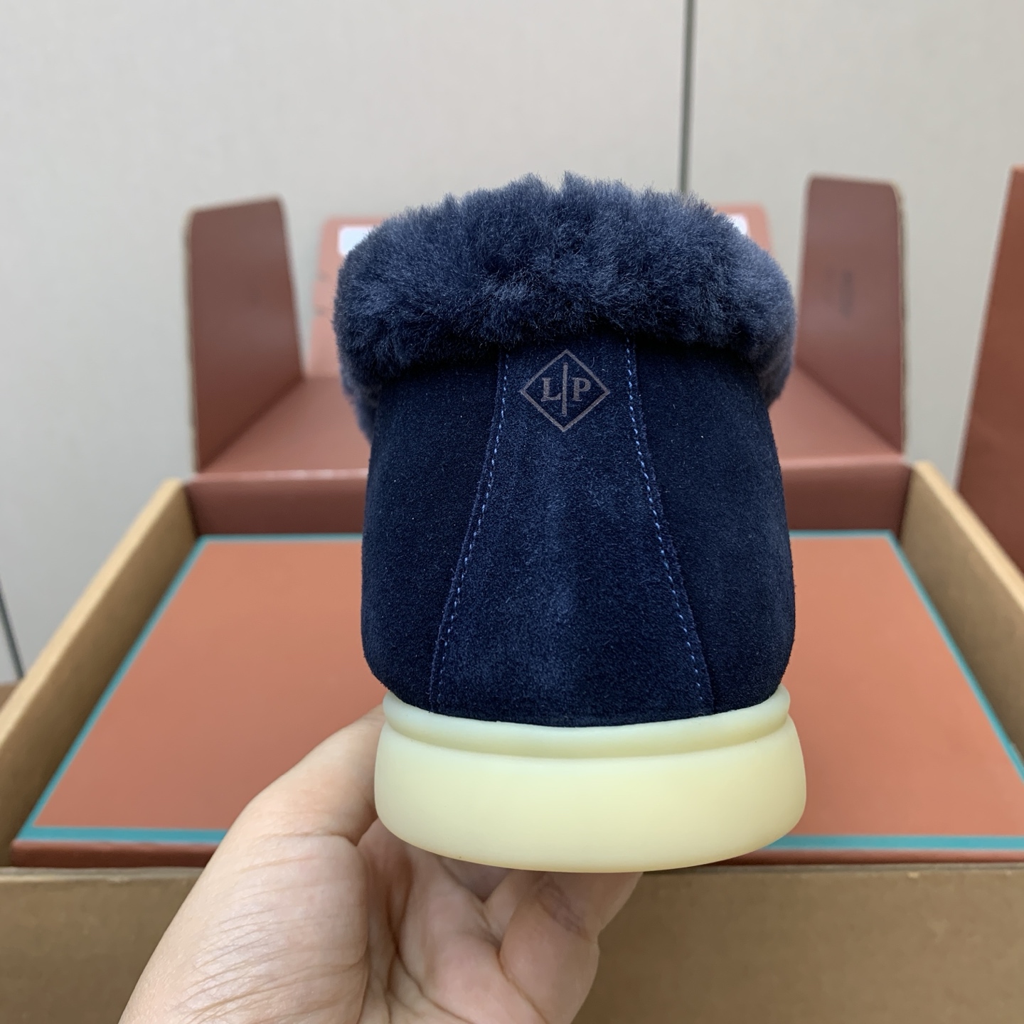 【Loro Piana】情侣款顶级版本高帮毛里乐福鞋,原版一比一。品牌低调奢华柔软一贯纯色简约的设计风格。皮质柔软舒适度 【Loro Piana】情侣款顶级版本高帮毛里乐福鞋,原版一比一。品牌低调奢华柔软一贯纯色简约的设计风格。皮质柔软舒适度