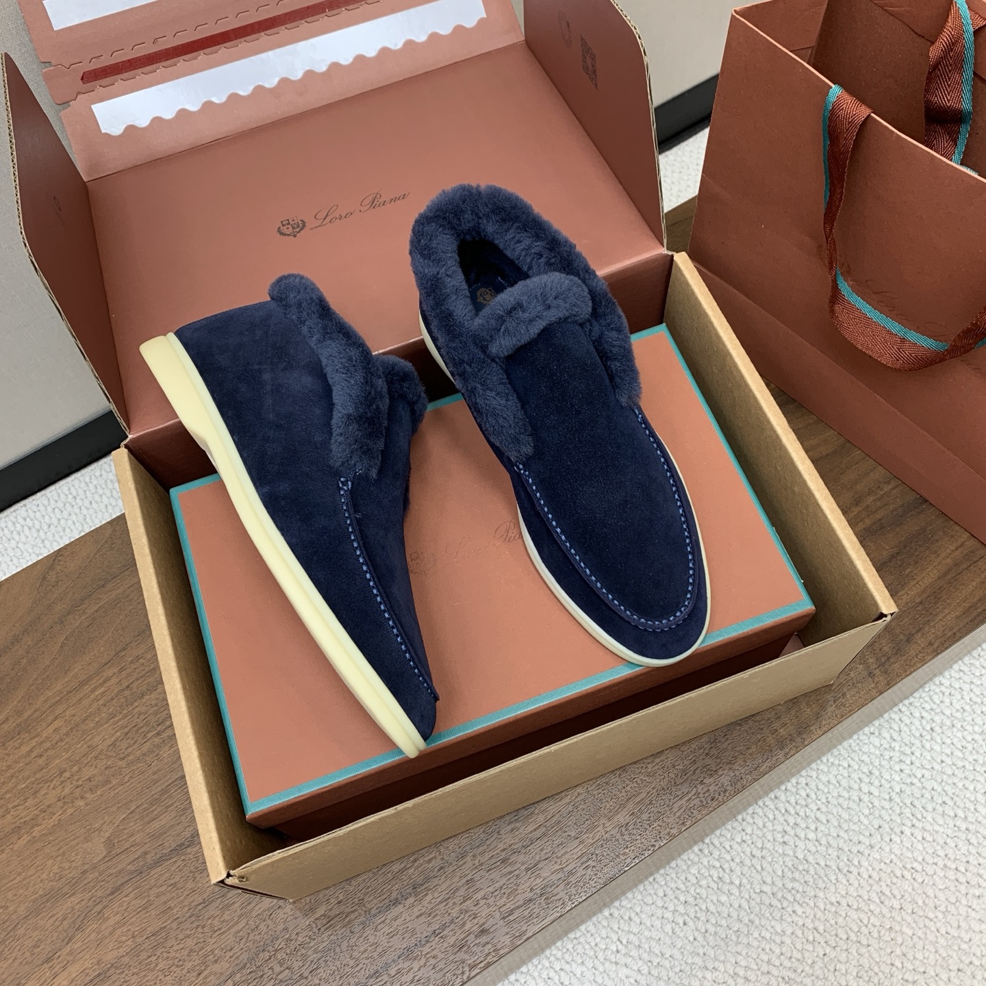 【Loro Piana】情侣款顶级版本高帮毛里乐福鞋,原版一比一。品牌低调奢华柔软一贯纯色简约的设计风格。皮质柔软舒适度 【Loro Piana】情侣款顶级版本高帮毛里乐福鞋,原版一比一。品牌低调奢华柔软一贯纯色简约的设计风格。皮质柔软舒适度