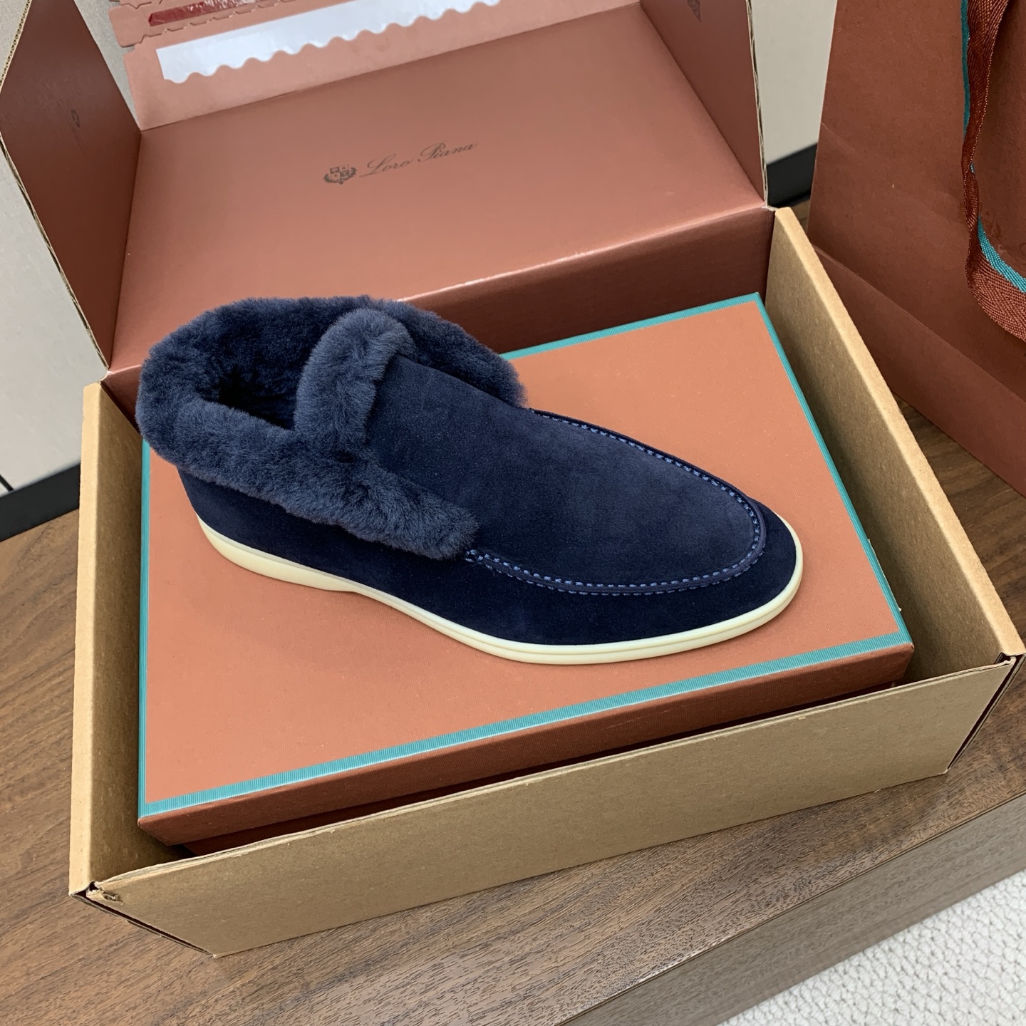 【Loro Piana】情侣款顶级版本高帮毛里乐福鞋,原版一比一。品牌低调奢华柔软一贯纯色简约的设计风格。皮质柔软舒适度 【Loro Piana】情侣款顶级版本高帮毛里乐福鞋,原版一比一。品牌低调奢华柔软一贯纯色简约的设计风格。皮质柔软舒适度