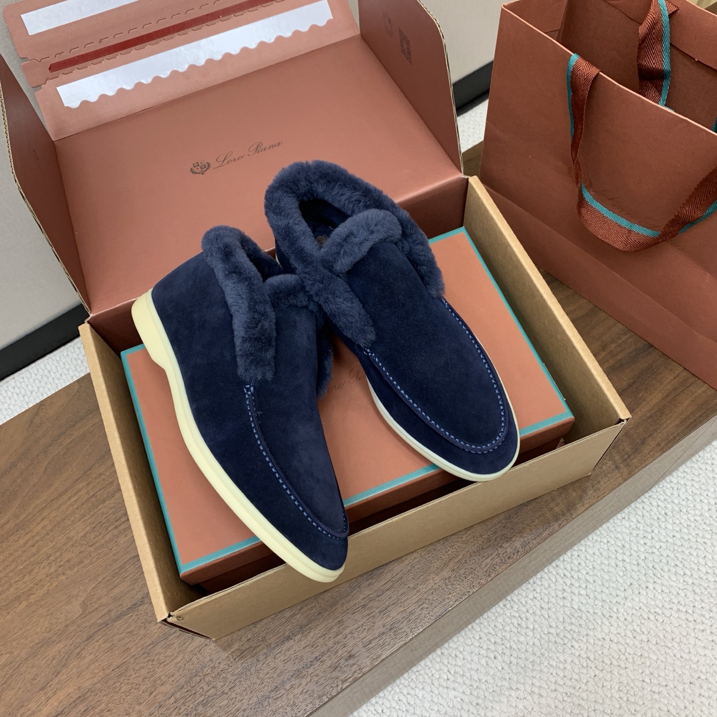 【Loro Piana】情侣款顶级版本高帮毛里乐福鞋,原版一比一。品牌低调奢华柔软一贯纯色简约的设计风格。皮质柔软舒适度 【Loro Piana】情侣款顶级版本高帮毛里乐福鞋,原版一比一。品牌低调奢华柔软一贯纯色简约的设计风格。皮质柔软舒适度