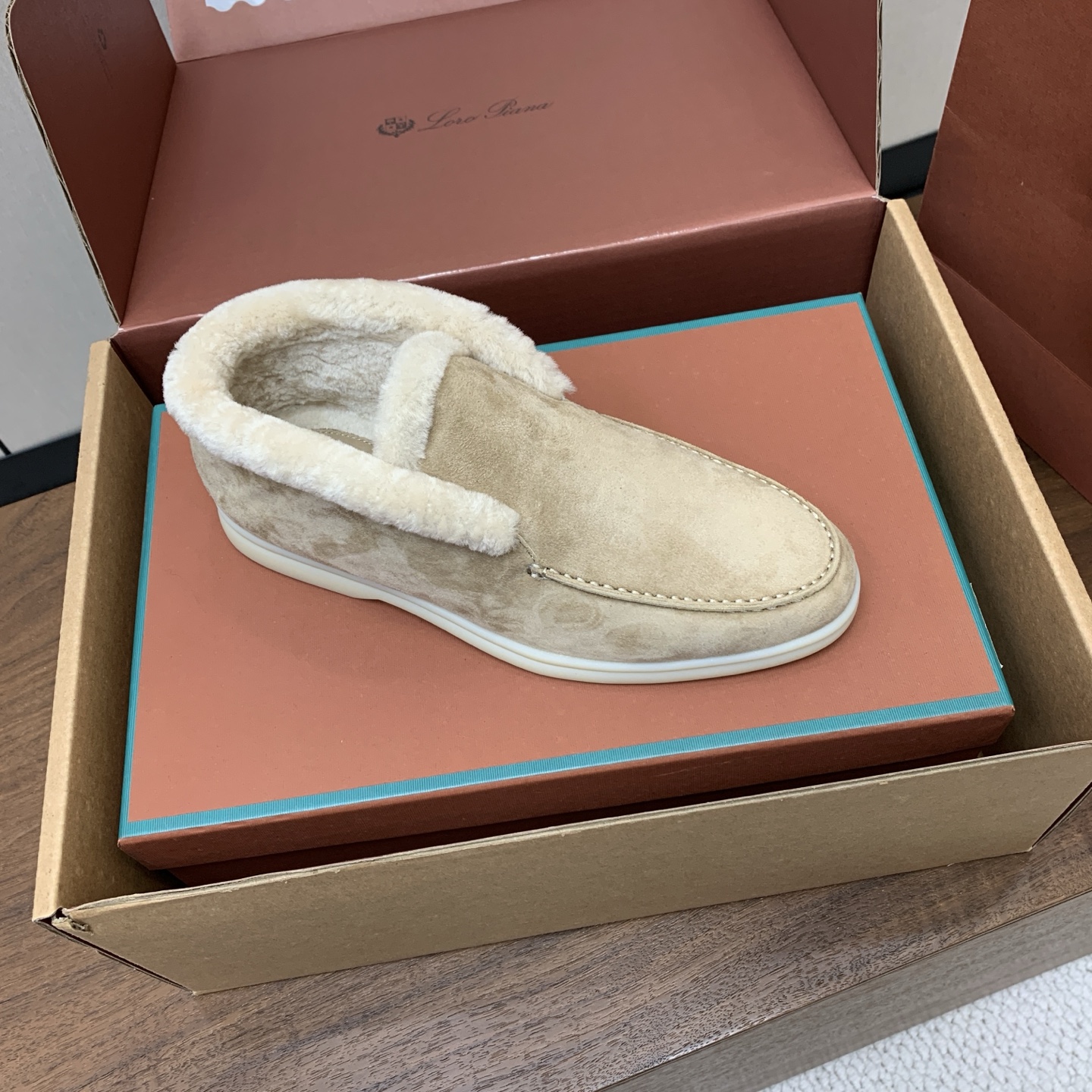 【Loro Piana】情侣款顶级版本高帮毛里乐福鞋，原版一比一。品牌低调奢华柔软一贯纯色简约的设计风格。皮质柔软舒适度