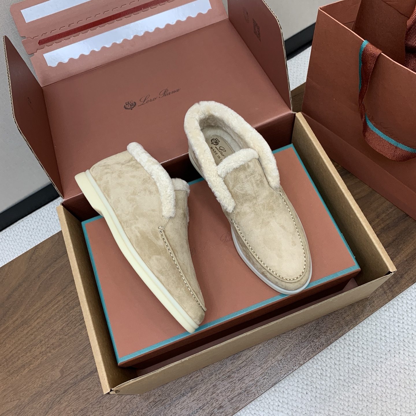 【Loro Piana】情侣款顶级版本高帮毛里乐福鞋，原版一比一。品牌低调奢华柔软一贯纯色简约的设计风格。皮质柔软舒适度