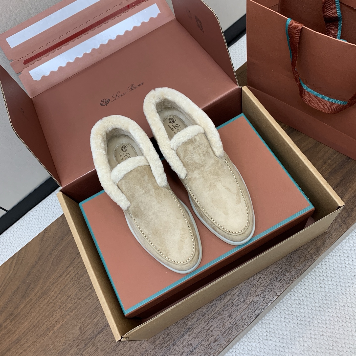 【Loro Piana】情侣款顶级版本高帮毛里乐福鞋，原版一比一。品牌低调奢华柔软一贯纯色简约的设计风格。皮质柔软舒适度