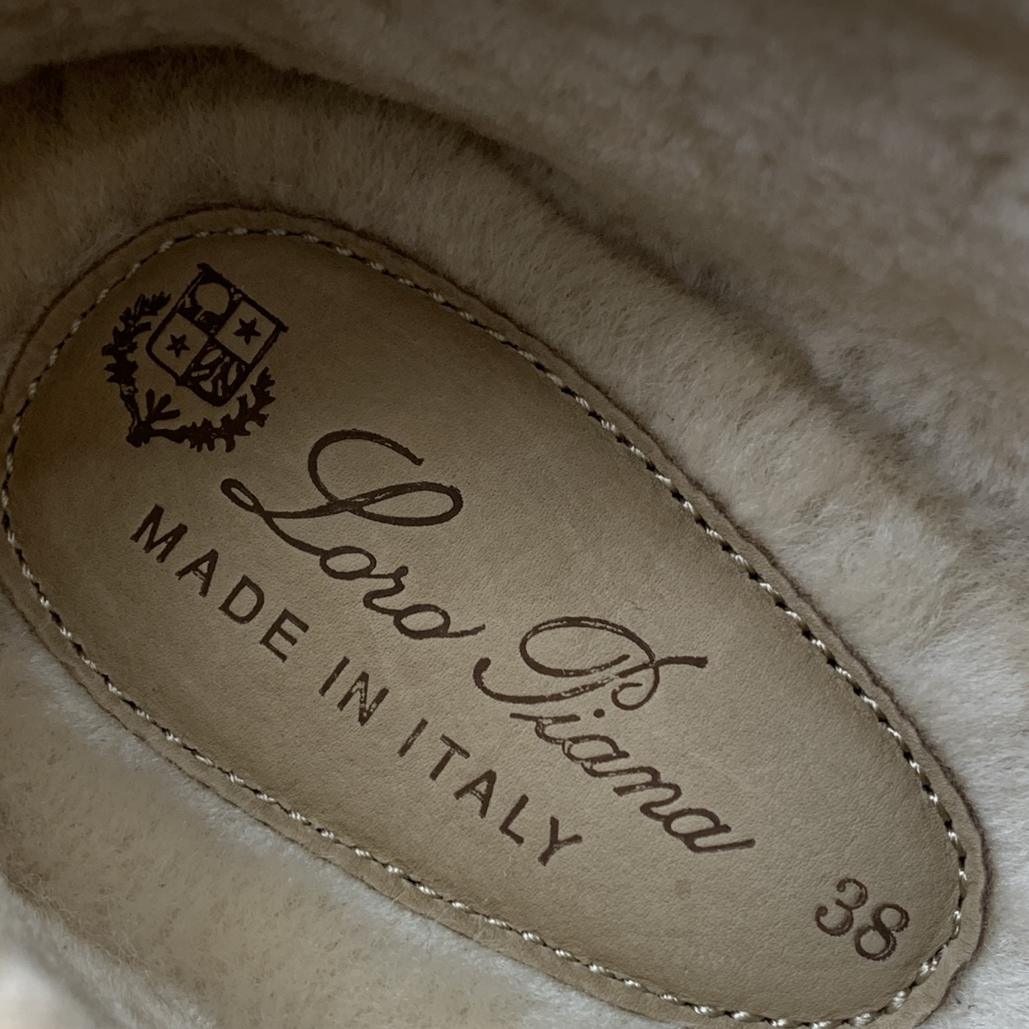 【Loro Piana】情侣款顶级版本高帮毛里乐福鞋，原版一比一。品牌低调奢华柔软一贯纯色简约的设计风格。皮质柔软舒适度