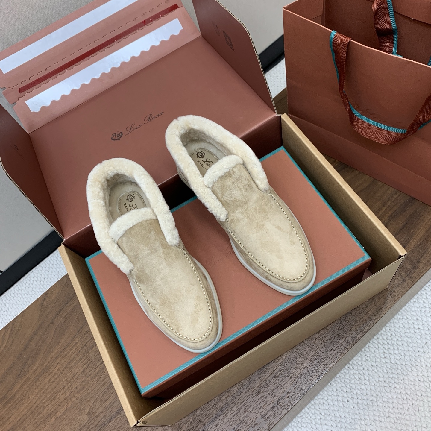 【Loro Piana】情侣款顶级版本高帮毛里乐福鞋，原版一比一。品牌低调奢华柔软一贯纯色简约的设计风格。皮质柔软舒适度