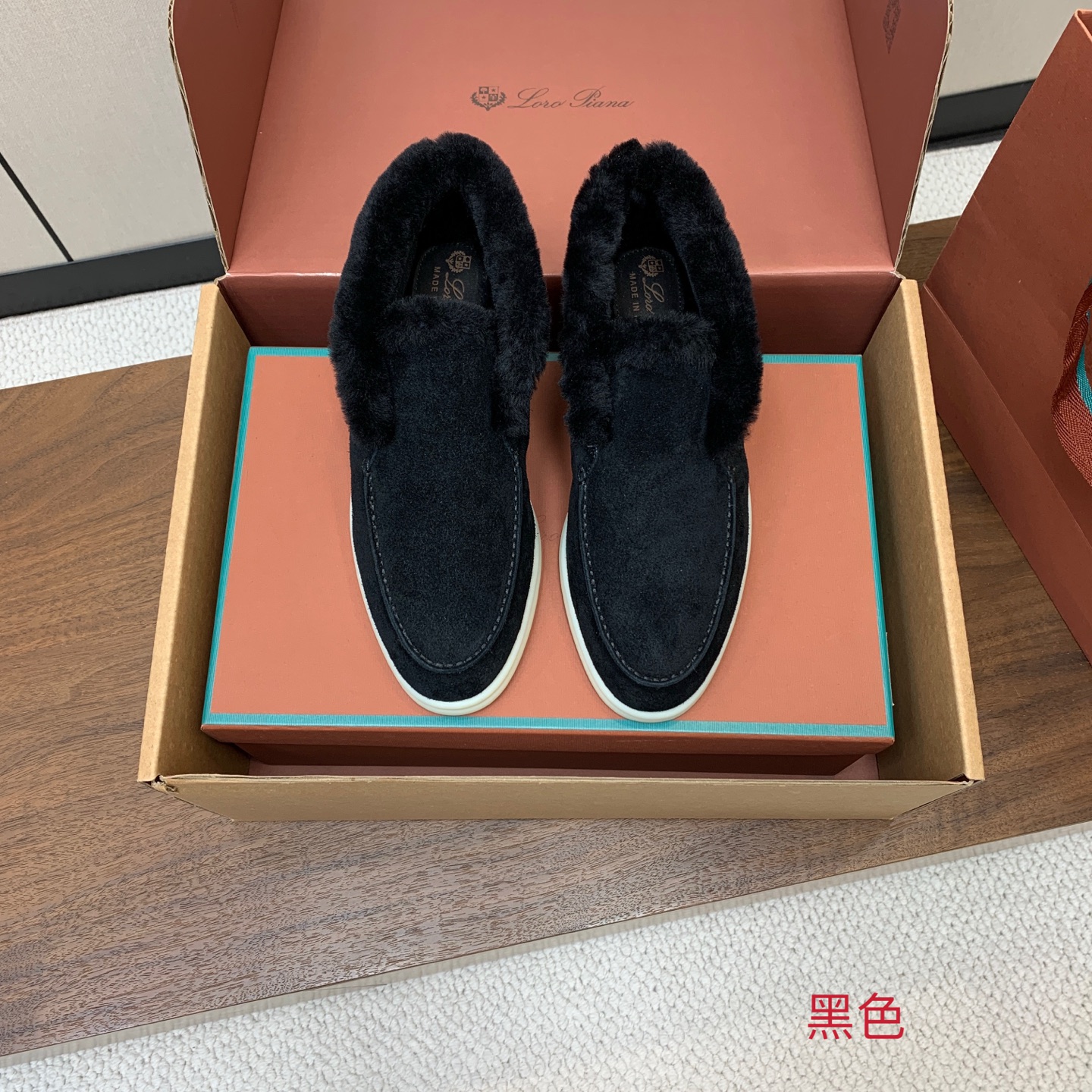 【Loro Piana】情侣款顶级版本高帮毛里乐福鞋,原版一比一。品牌低调奢华柔软一贯纯色简约的设计风格。皮质柔软舒适度 【Loro Piana】情侣款顶级版本高帮毛里乐福鞋,原版一比一。品牌低调奢华柔软一贯纯色简约的设计风格。皮质柔软舒适度
