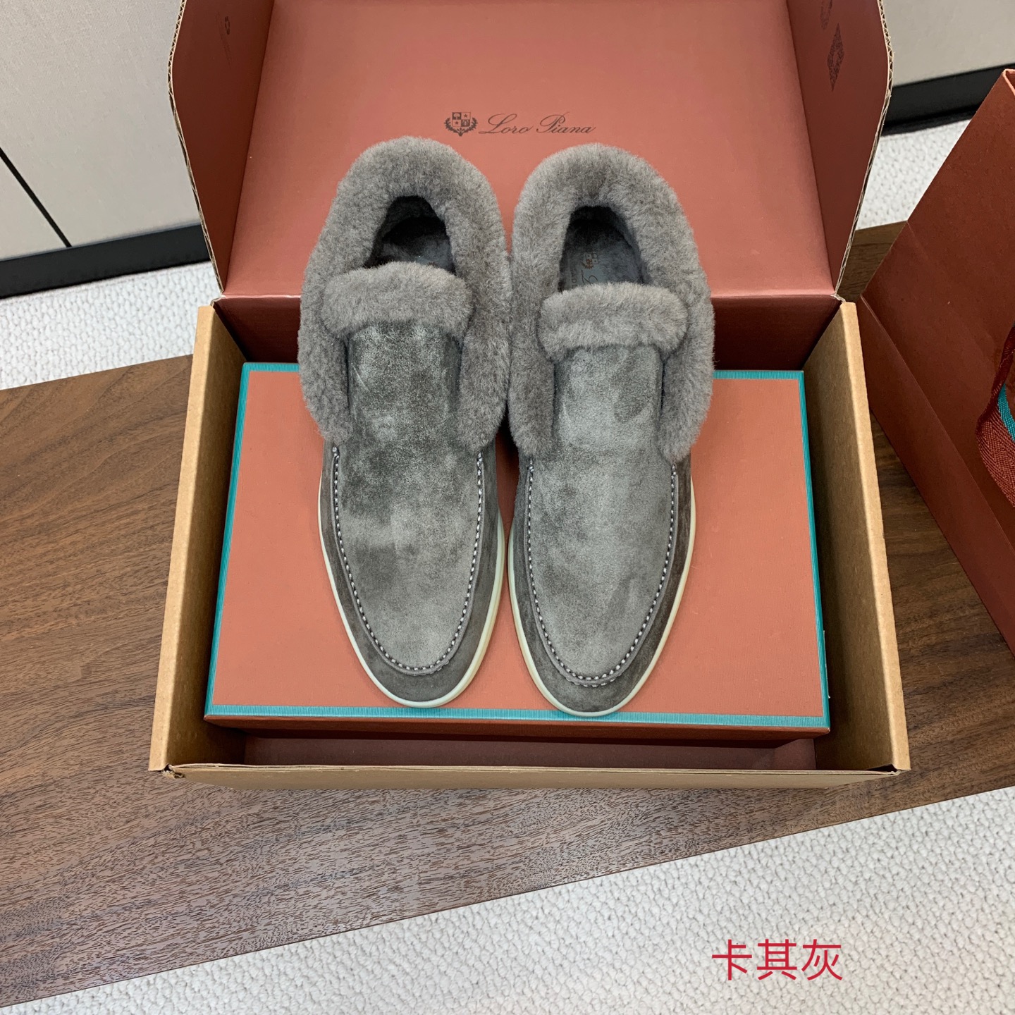 【Loro Piana】情侣款顶级版本高帮毛里乐福鞋,原版一比一。品牌低调奢华柔软一贯纯色简约的设计风格。皮质柔软舒适度 【Loro Piana】情侣款顶级版本高帮毛里乐福鞋,原版一比一。品牌低调奢华柔软一贯纯色简约的设计风格。皮质柔软舒适度