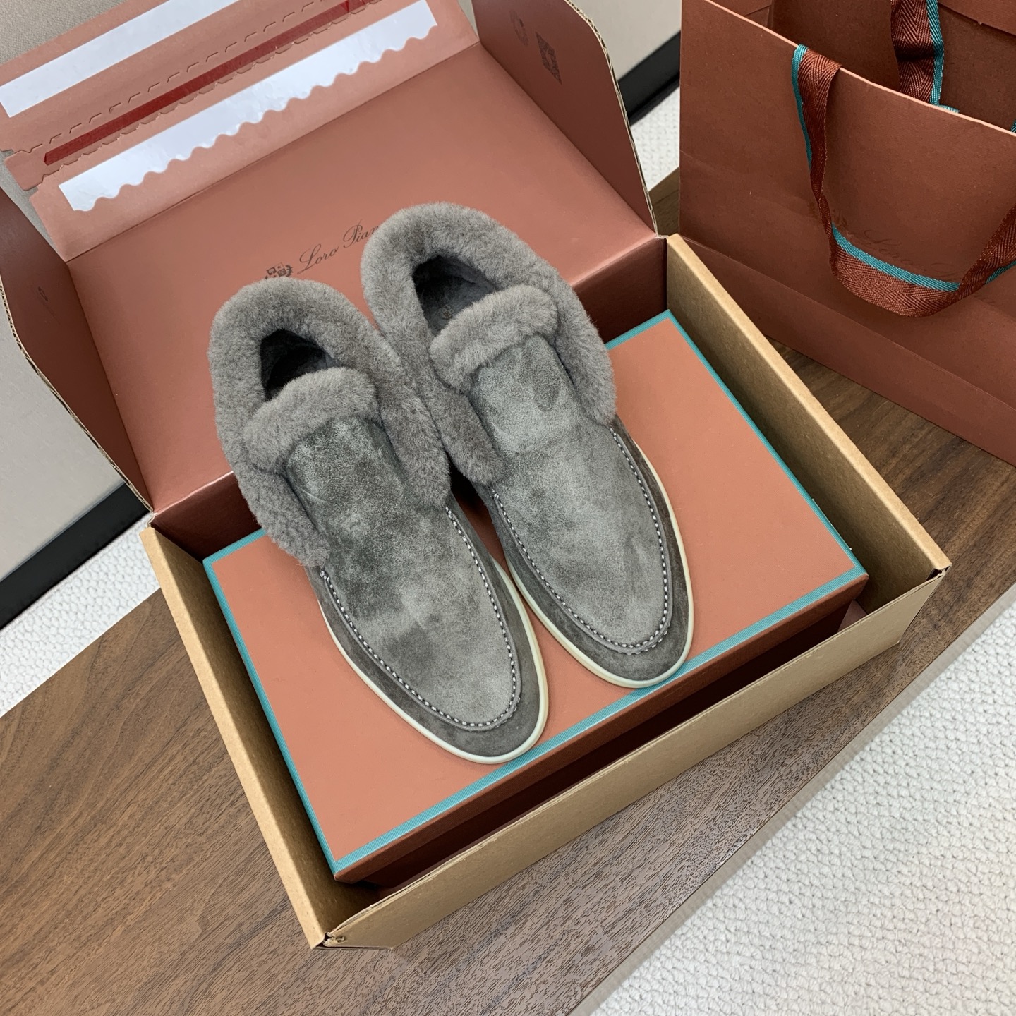 【Loro Piana】情侣款顶级版本高帮毛里乐福鞋,原版一比一。品牌低调奢华柔软一贯纯色简约的设计风格。皮质柔软舒适度 【Loro Piana】情侣款顶级版本高帮毛里乐福鞋,原版一比一。品牌低调奢华柔软一贯纯色简约的设计风格。皮质柔软舒适度