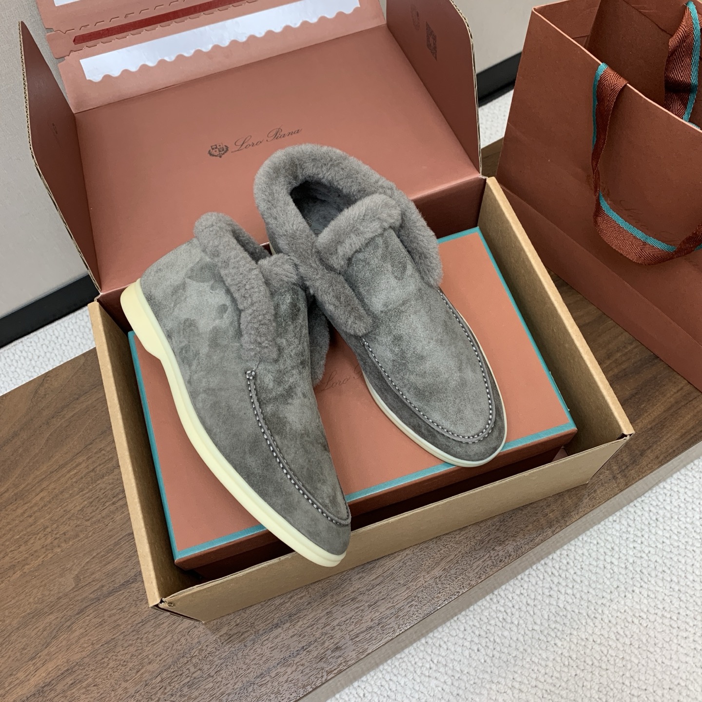【Loro Piana】情侣款顶级版本高帮毛里乐福鞋,原版一比一。品牌低调奢华柔软一贯纯色简约的设计风格。皮质柔软舒适度 【Loro Piana】情侣款顶级版本高帮毛里乐福鞋,原版一比一。品牌低调奢华柔软一贯纯色简约的设计风格。皮质柔软舒适度