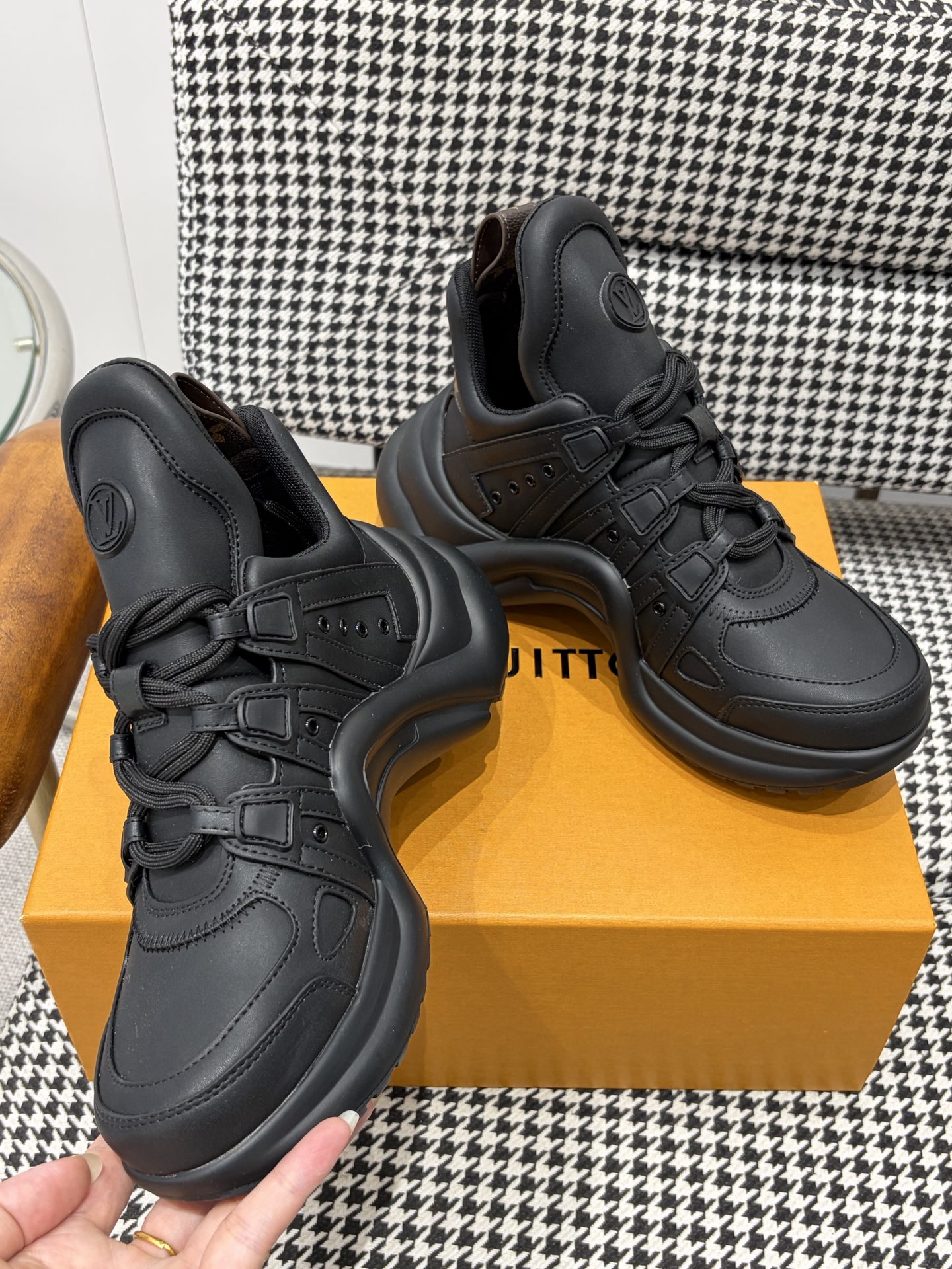 LV Style Pink Leather Men's Shoes style reference detail image 4 from source 780859