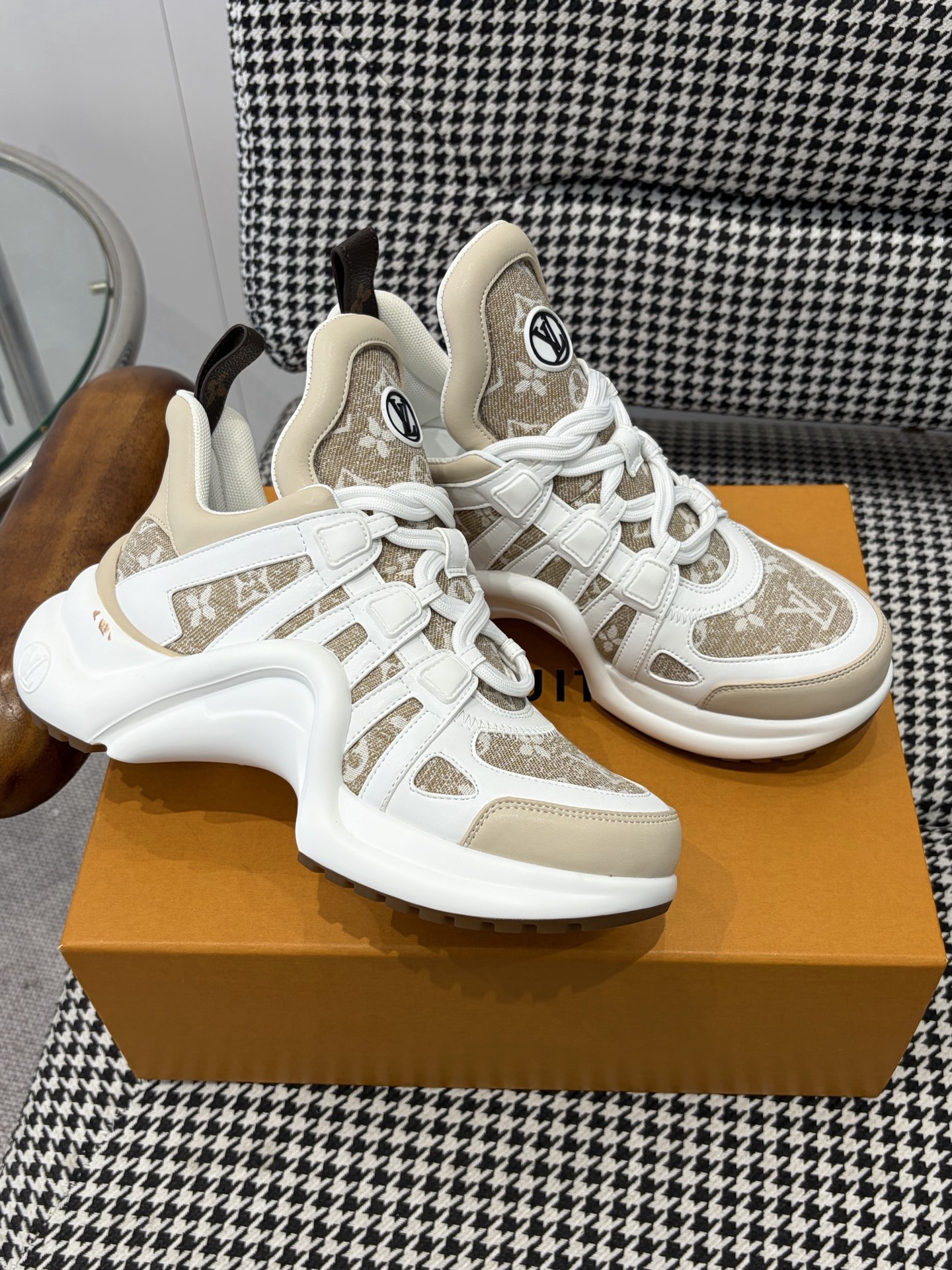 LV Style Pink Leather Men's Shoes style reference detail image 7 from source 780851