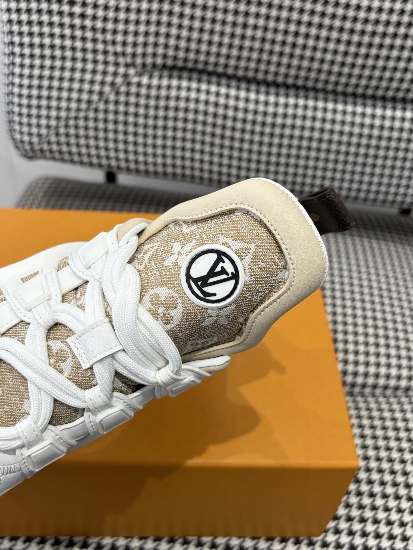 LV Style Pink Leather Men's Shoes style reference detail image 5 from source 780851