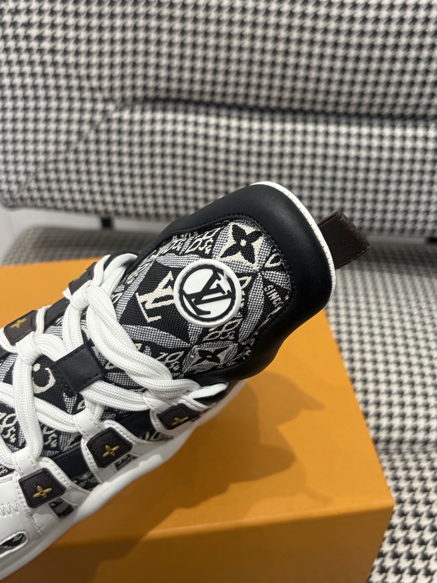 LV Style Pink Leather Men's Shoes style reference detail image 5 from source 780856
