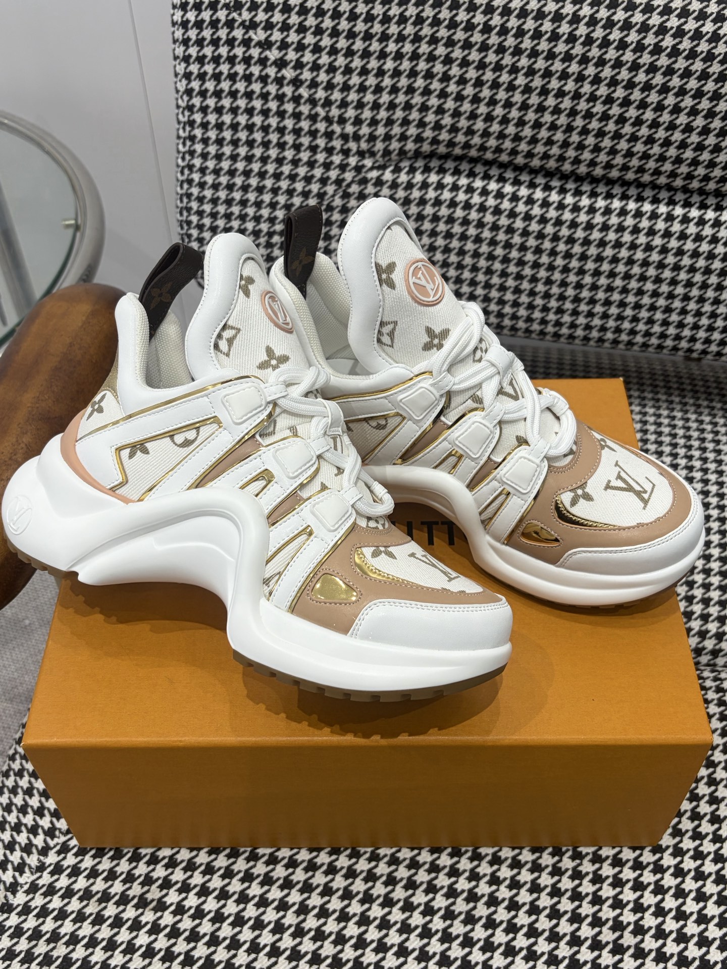 LV Style Pink Leather Men's Shoes style reference detail image 7 from source 780858