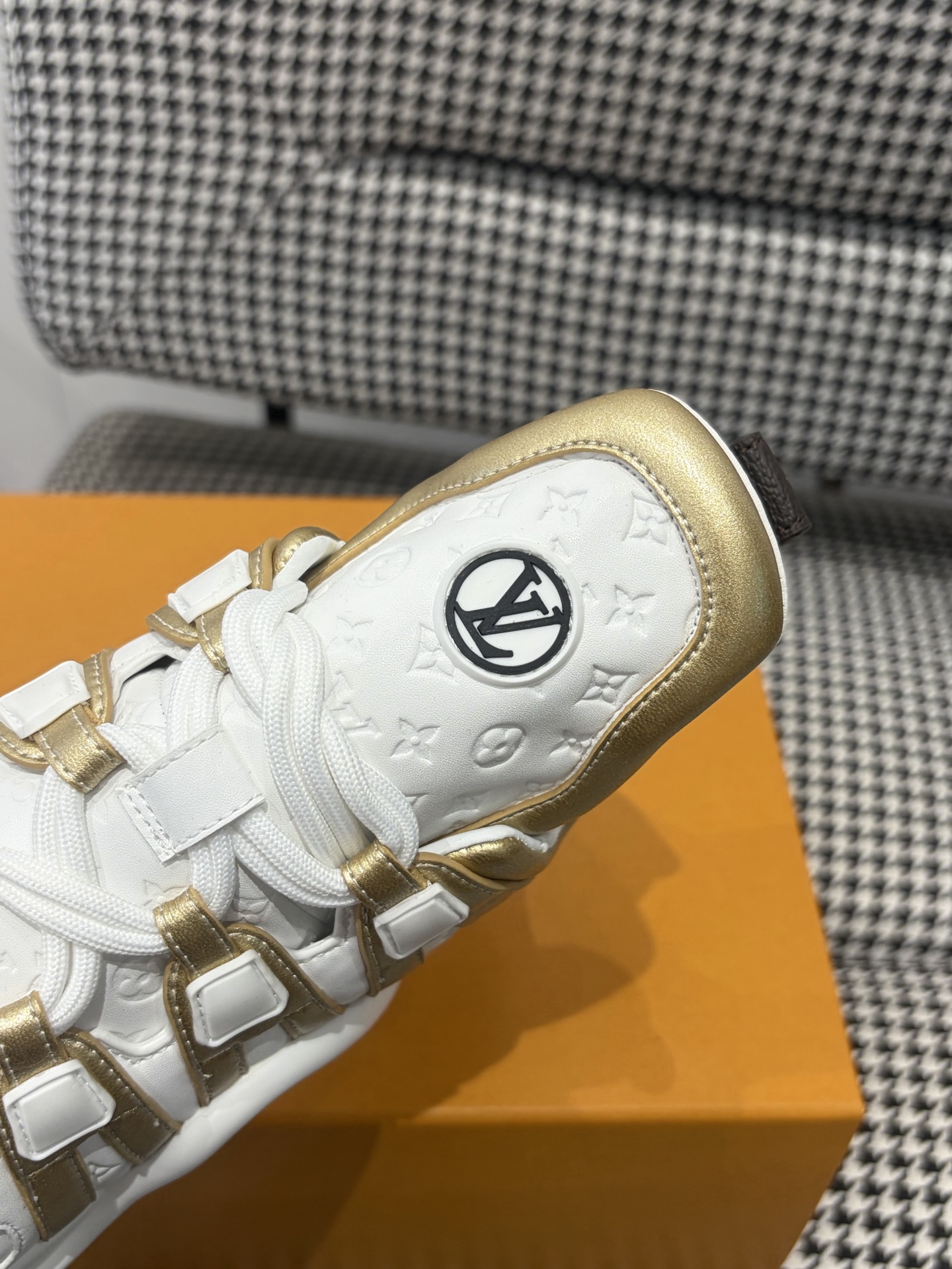 LV Style Pink Leather Men's Shoes style reference detail image 5 from source 780847