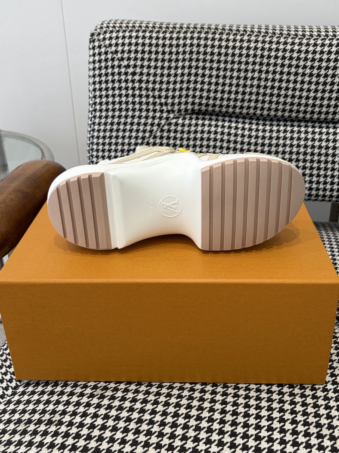 LV Style Pink Leather Men's Shoes style reference detail image 9 from source 780842