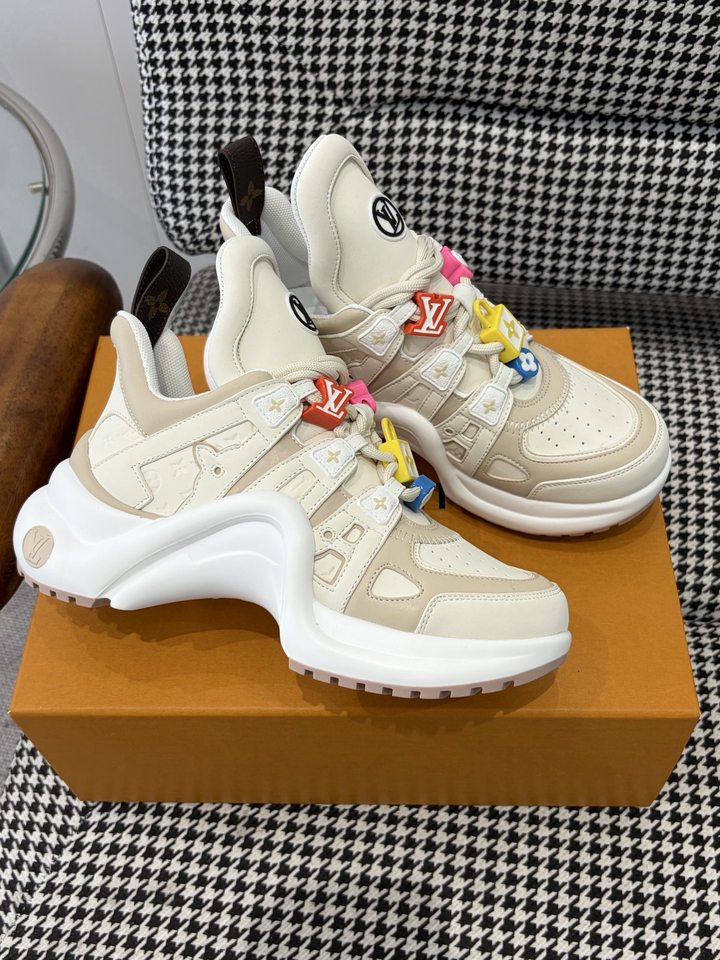 LV Style Pink Leather Men's Shoes style reference detail image 7 from source 780843