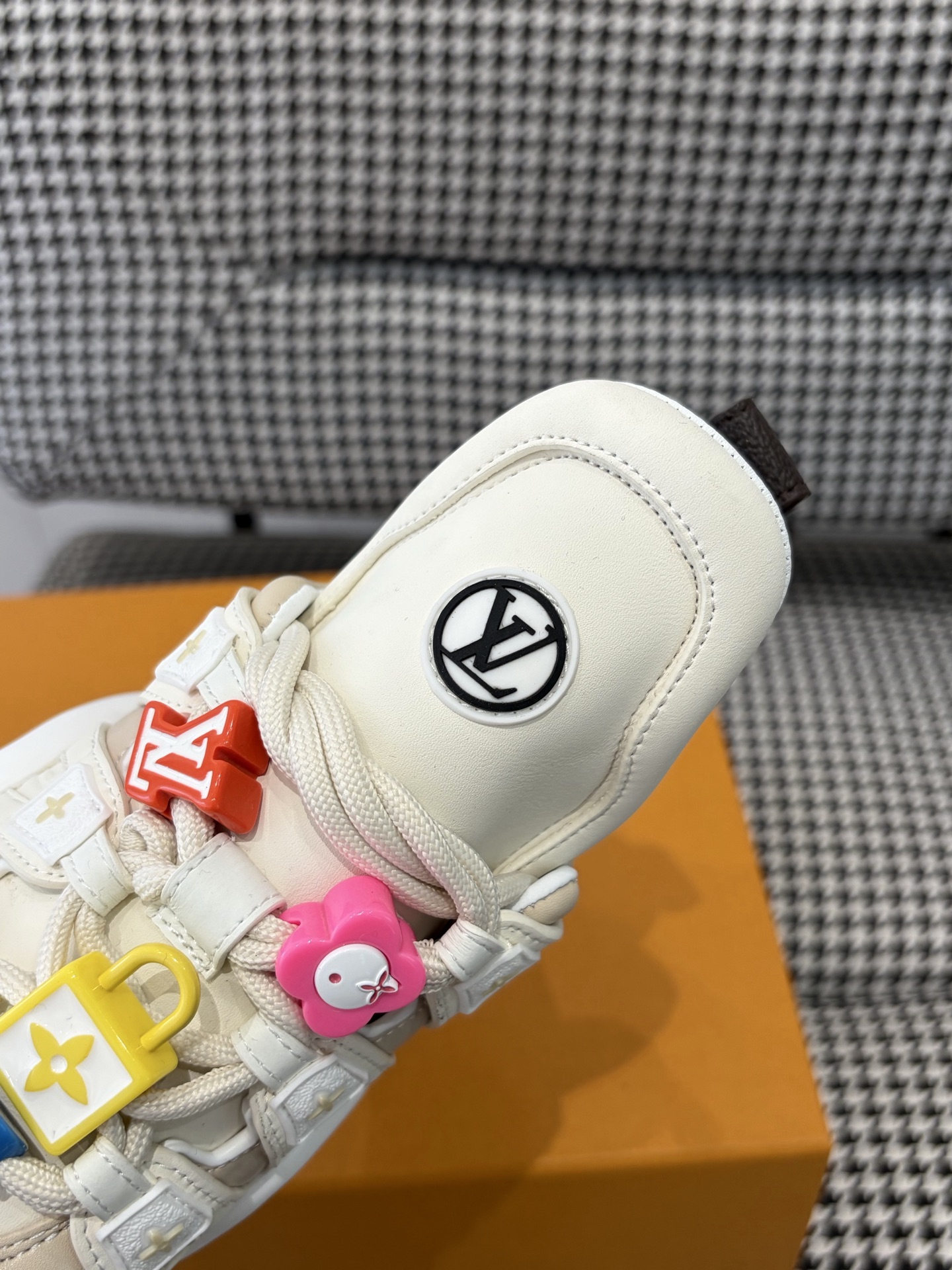 LV Style Pink Leather Men's Shoes style reference detail image 5 from source 780843