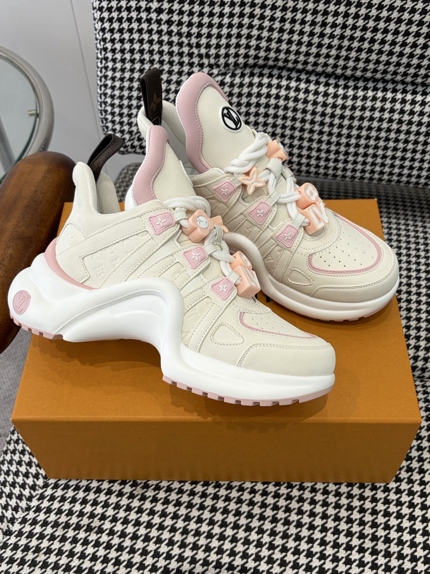 LV Style Pink Leather Men's Shoes style reference detail image 7 from source 780845