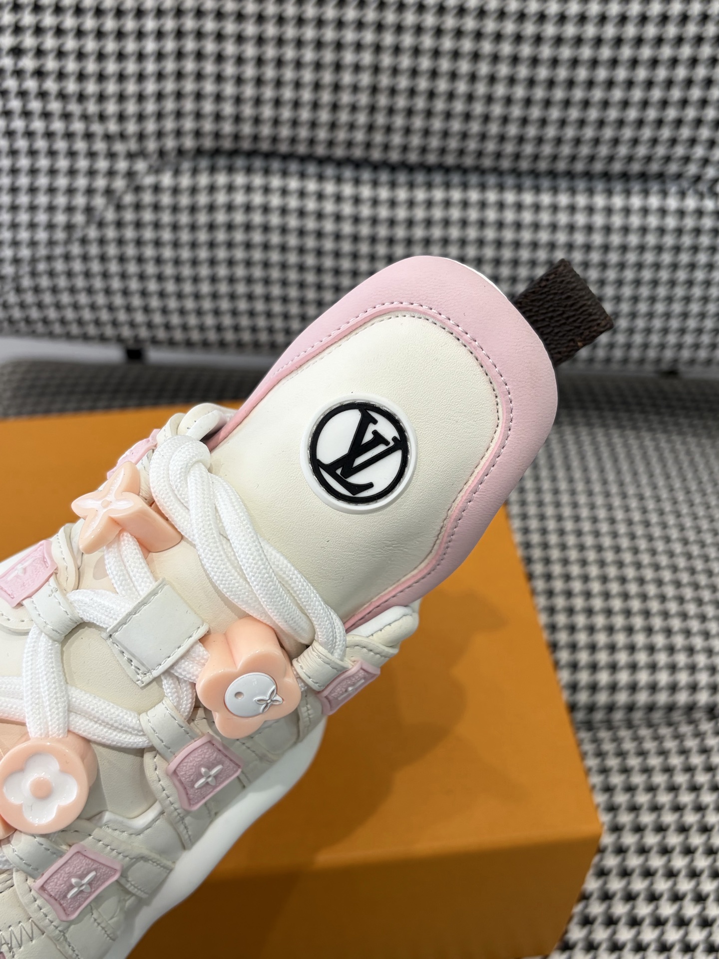 LV Style Pink Leather Men's Shoes style reference detail image 5 from source 780845