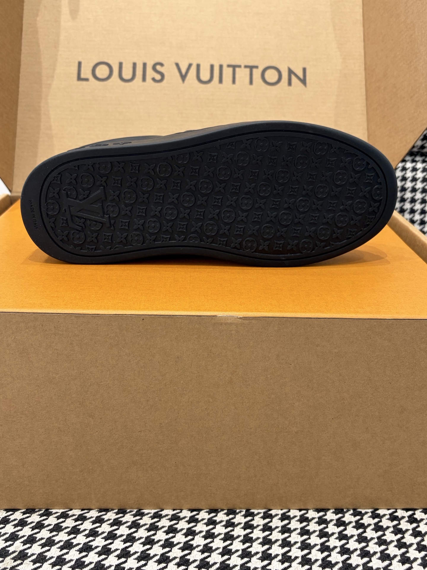 LV Style Leather Men's Shoes style reference detail image 9 from source 780830
