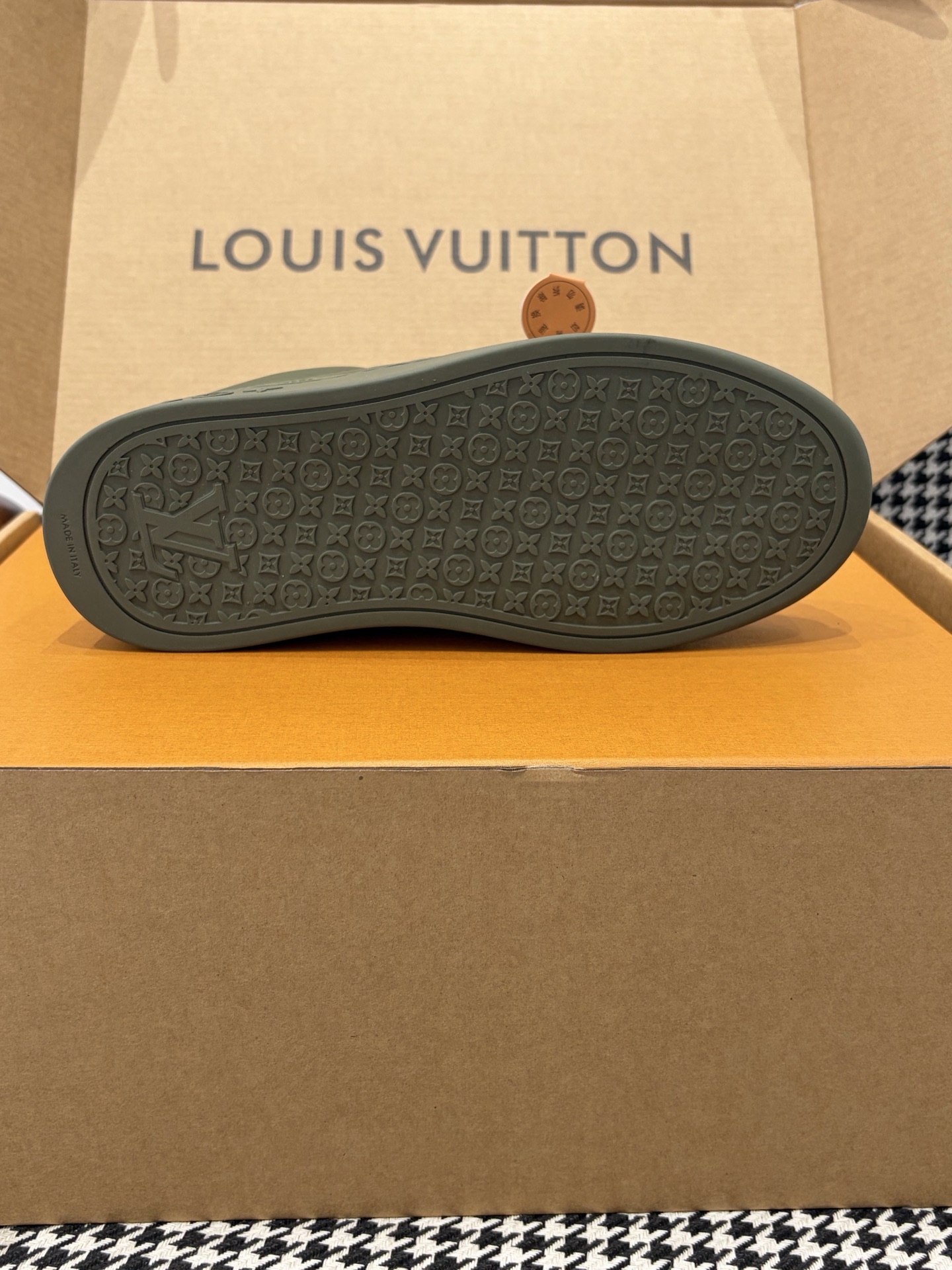 LV Style Leather Men's Shoes style reference detail image 9 from source 780831