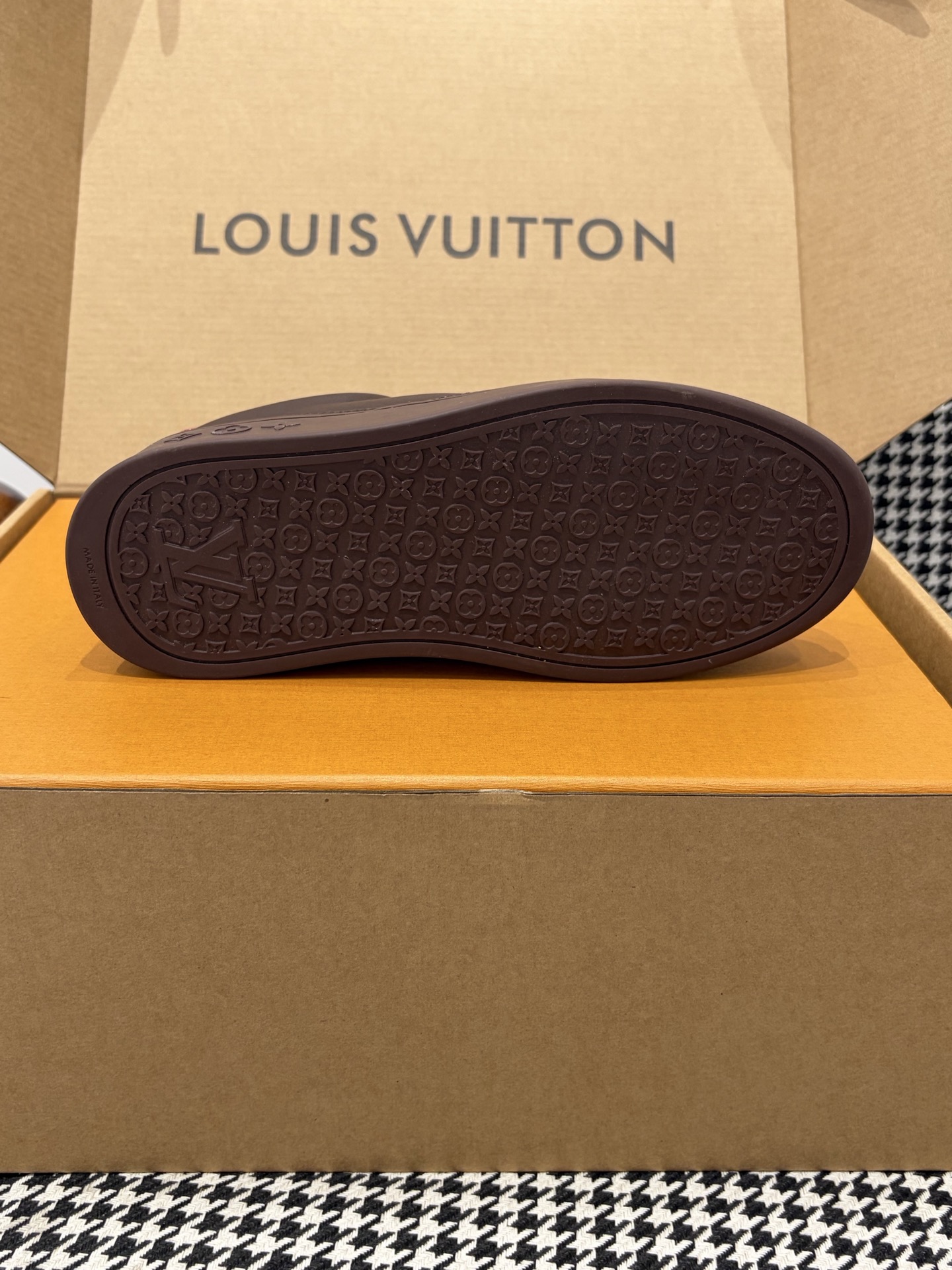 LV Style Leather Men's Shoes style reference detail image 9 from source 780832