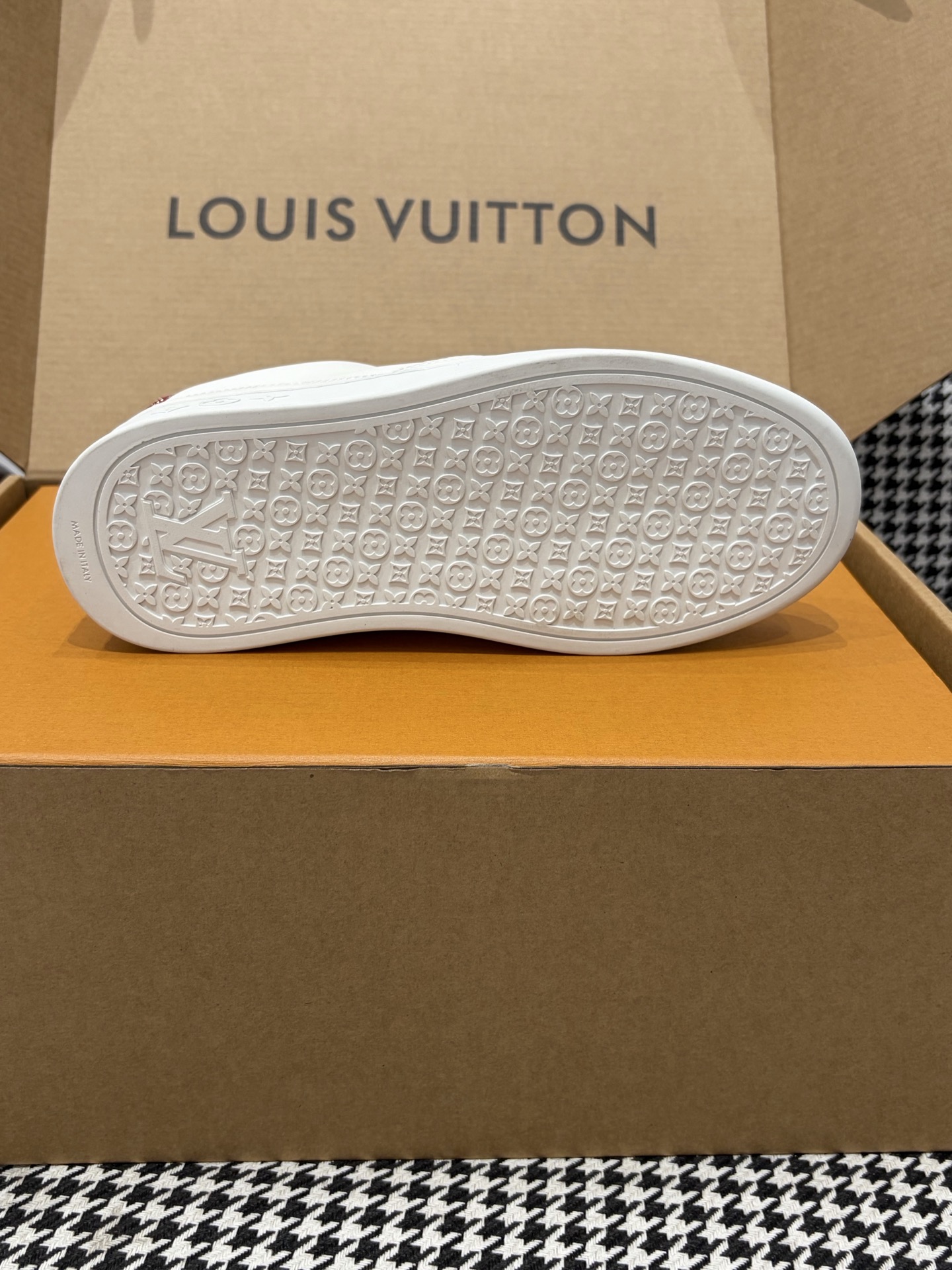 LV Style Leather Men's Shoes style reference detail image 9 from source 780833