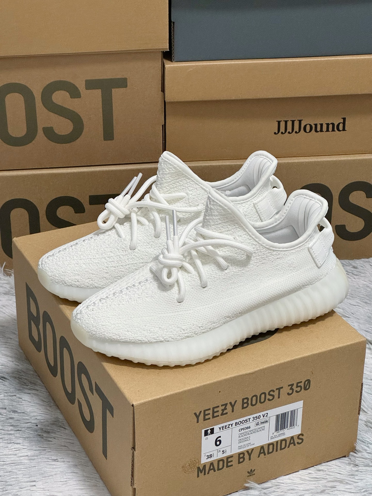 发货实拍 ｜上脚分享
Ad Originals Yeezy boost 350 V2 
＂Triple White＂ 
 椰子 爆米花 纯白 冰淇淋 
CP9366 
Size：36-48