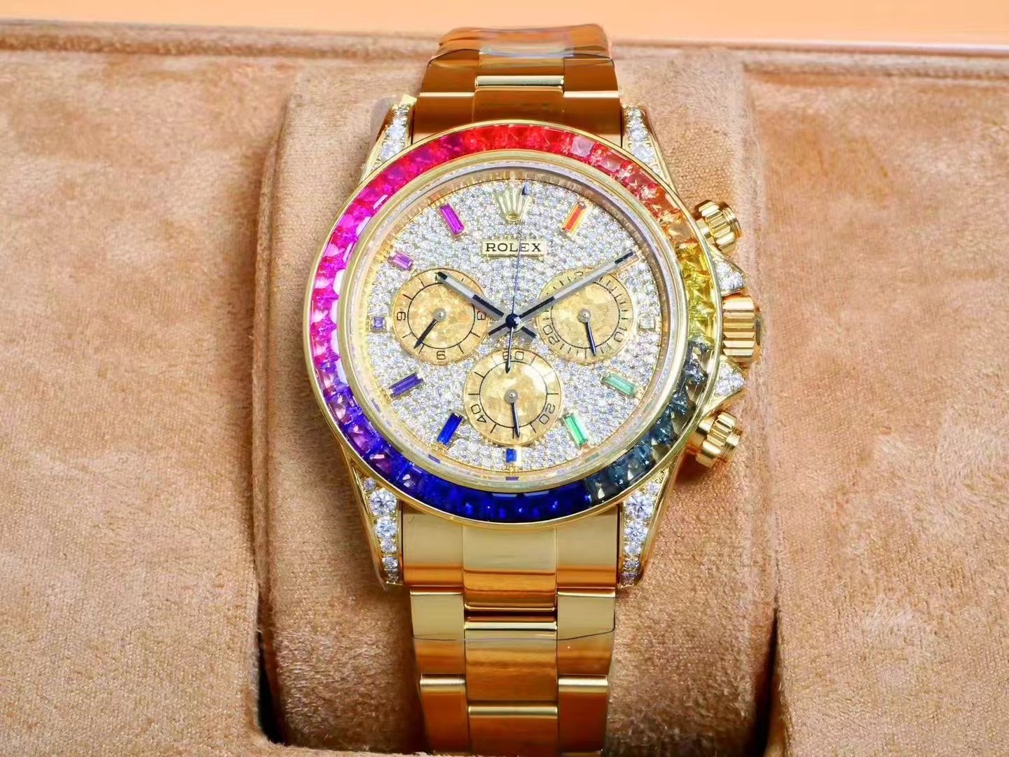 NO:602179,If you have ever owned a Daytona watch, you must check out this modification service team!  Too dazzling!  Original hidden models, modified models, give you a unique experience, RX modification, a modification service provider that truly understands and loves watches regardless of cost, dares to install the ultimate and expensive modified accessories into watches, allowing you to enjoy the most professional products in the shortest time, counterweights, all moissanite, colored treasures, meteorites, movements, all top-of-the-line accessories  , Counterweight, because the modified models of Daytona in the world are all modified from the previous Daytona, in order to achieve a one-to-one effect, the weight of the steel belt model should be between 206 and 212. The weight of different styles has a few grams difference, such as the gold model, because the watch  The shape of the shell is different. The weight should be slightly lighter between 206 and 206. The model with diamonds is lighter, because most of them are K gold and partly inlaid with diamonds. Rose gold and platinum will be slightly heavier between 2 and 5 grams due to the shape of the shell. Try to achieve a one-to-one restoration as much as possible.  Literally, the colored diamond scale nails are electroplated with platinum at the bottom to make the overall color more prominent. The white disc diamonds are all made of high-quality moissanite, which has a more prominent fire color, higher brightness and is not dim.  3. The case body is opposite, the gold model is at a right angle, the head grain is opposite to the version, the gold head grain and the case body are not protruding, the rose gold and platinum are curved angles, the head grain and the front end of the case body should have a slightly raised angle, the diamonds visible on the case are all made of moissanite, just pass the diamond pen, so that your favorite watch can withstand scrutiny and no longer look fake. Electroplating is also regardless of cost, and the gold color is 18K  Gold, plus AFA fingerprint protection film. The color of rose gold should be rose gold, not rose red. We have achieved the only matching color on the market, which can be compared with the original. The white shell is all electroplated with platinum and added with AFA fingerprint protection. Is it counterweighted? It must be a platinum model that needs a counterweight to restore it one by one. We will not compare with manufacturers that do not have electroplated platinum. Just smile.  Please compare the engraving and other details with the original ones. Our team uses all four corner logos to be stamped instead of corroded. The shell body is all CNC carved, which is not comparable to laser etching. We only do top-notch details and never take chances. Please experience the RX modification!  The real thing is more beautiful and shining, the drawing is not professional work, I am beyond my ability, please forgive me, gold19860909有过迪通拿腕表的,一定要看看这家改装服务团队！过分耀眼！原装隐藏款,改装款,让你与众不同的体验,RX改装, 一家正真不计成本且懂表爱表的改装服务商,敢把极致且高昂的改装配件装成成表,让你在最短的时间享受最专业的产品,配重,全体莫桑,彩宝,陨石,机芯,全系顶配 、配重,由于国际上迪通拿的改装款均又之前的迪通拿改装而来,为了达到一比一的效果,配重重量钢带款应是206到212之间,不同款式克重都有几克的差别,如黄金款,由于表壳的形状不同,重量应略轻在206到之间,带钻款偏轻,由于大部分本是K金部分镶了钻石的缘故,而玫瑰金与白金因为壳型原因会略重2到5克之间,尽可能的做到了一比一的还原 字面,彩钻刻度钉均在底部电镀白金让整体颜色更加突出,白色盘钻均全体采用高品质莫桑钻,火彩更突出,亮度更高不暗淡,全体可过钻石笔,真诚的代表,三眼纹路采用中等片式花纹,由金银锌等成分组成的金属打造由台湾工厂提供,整体真材实料.谁看谁不迷糊. 另有陨石面,陨石铁加电镀白金,纹路清晰,质感细腻 3.壳身对版,黄金款为直角,头粒对版,黄金头粒与壳身处不突出,玫瑰金与白金为弯的角,头粒与壳身前端应有微微的突出角扬起,外壳可见钻石也全体由莫桑钻打造,随便过钻石笔,让你的爱表经得起推敲不再一眼假,电镀方面也是不计成本,黄金颜色为18K金色,外加AFA指纹保护膜,玫瑰金颜色应是玫黄金色,而非玫红色,我们做到了市面唯一对版的颜色,可对比原装,白色壳全部电镀白金加AFA指纹保护,配重吗肯定要是白金的款式才需要配重来一比一还原,对于没有电镀白金的厂家我们都不与比较,笑笑就好 刻字等细节请各位同学自己对比原装,本团队采用的是四角标识全做钢印而非腐蚀,壳身各处全由CNC雕刻而成,非镭射腐蚀可比,只做顶级做细节,从不投机取巧 RX改装请君体验！实物更精美闪耀,做图非专业之工,力有不逮,请君见谅,,gold,Watch