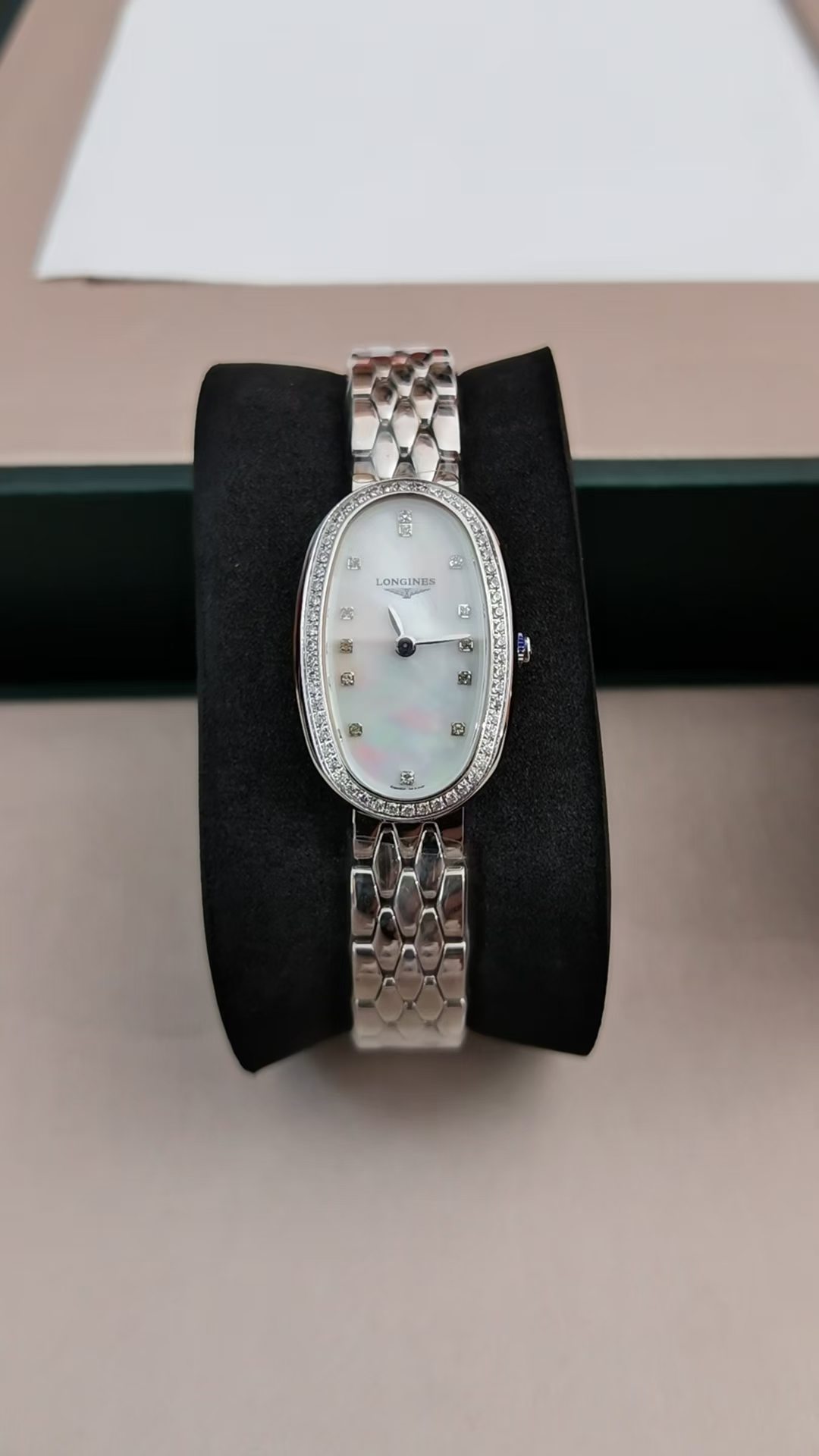 NO:859099,Longines Waltz Series Ladies Watch  The oval case with small dial shows a charming appearance, the brilliance of stainless steel and diamonds makes the natural mother-of-pearl dial more elegant, the arched sapphire glass, and the carefully modified strap make the watch more beautiful overall. The Longines Waltz series watch combines elegance and modern beauty. The watch is made of wear-resistant sapphire  Stone mirror, three-fold safety clasp and push-type opening device, standing out the essence of the watch [Brand] [LONGINES] Longines [Type] Exquisite women's watch [Strap] 316L stainless steel strap [Movement] Imported Ronda quartz 1032 movement (precision) [Mirror] Sapphire super mirror (wear-resistant)  Size 18.929.4 one to one restoration, longines19860909浪琴圆舞曲系列 女士腕表  小表盘椭圆形表壳显出妩媚姿彩,精钢与钻石的璀璨光华让天然贝母表盘更显优雅,拱形蓝宝石玻璃,而经过精心修饰的表带则让腕表整体更为优美.浪琴表圆舞曲系列腕表结合优雅与现代美感于一身.腕表采用抗磨损蓝宝石镜面,三折式安全表扣和按压式开启装置,立显腕表精髓【品牌】【LONGINES】浪琴【类型】精致女款腕表【表带】316L精钢表带【机芯】进口朗达石英1032机芯(精准）【表镜】蓝宝石超强镜面(耐磨） 尺寸18.929.4 一比一还原,,longines,Watch