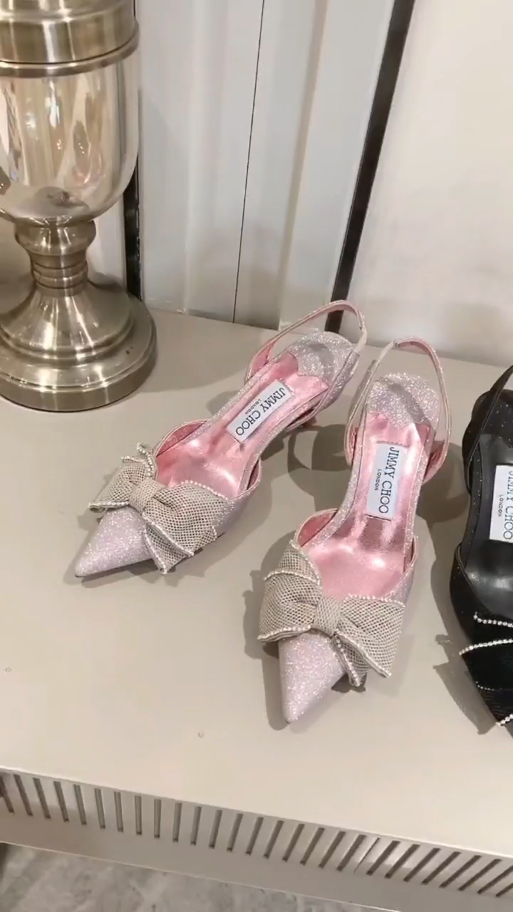 Foto real de sandalias de punta para la cena.