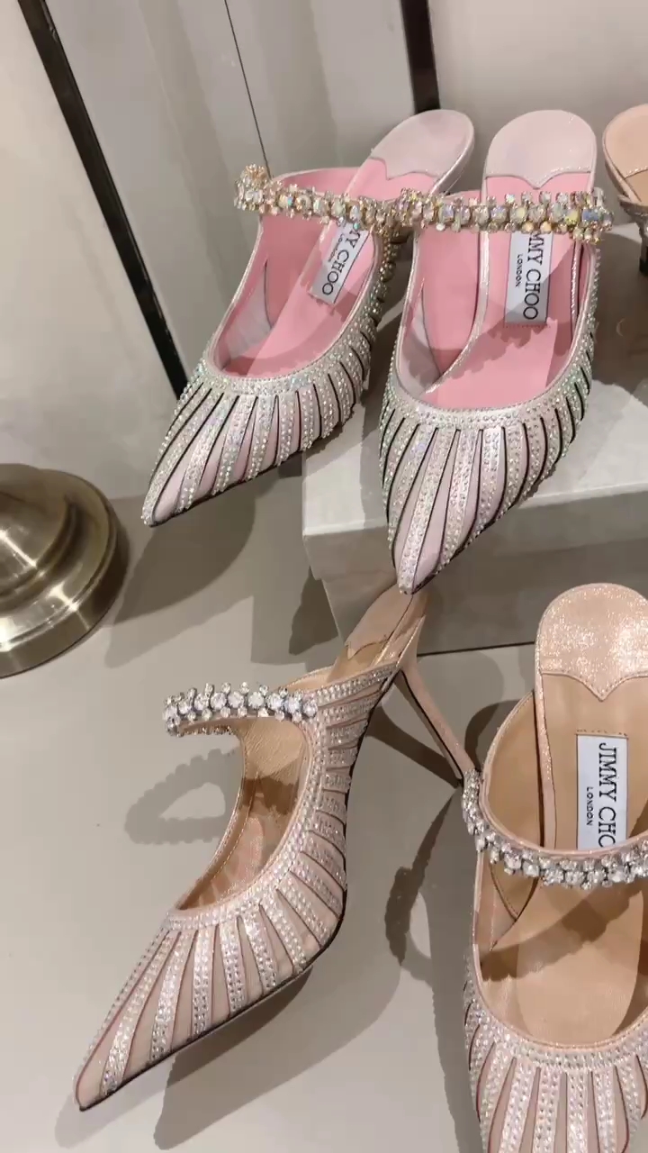 La familia de Wang Yibo está aquí 👉🏻Hermanas motociclistas, portavoz de la marca global Jimmychoo