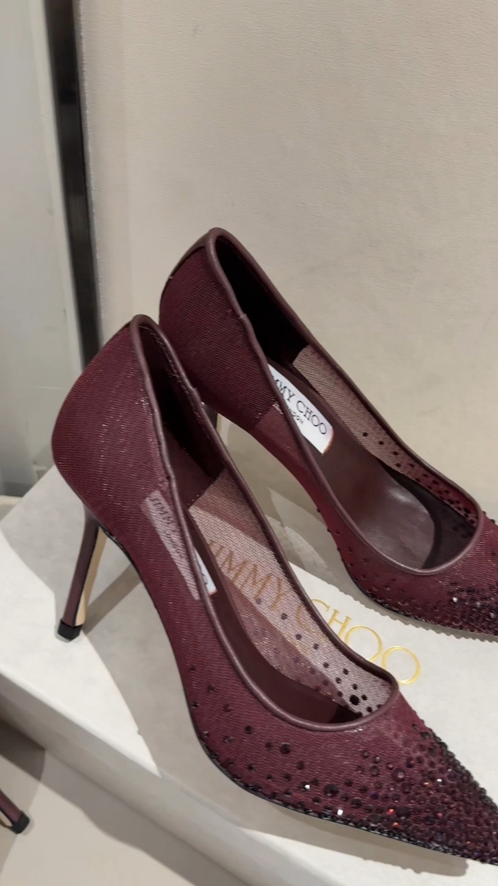 ¡Foto real de malla burdeos de Jimmychoo tachonada de diamantes!